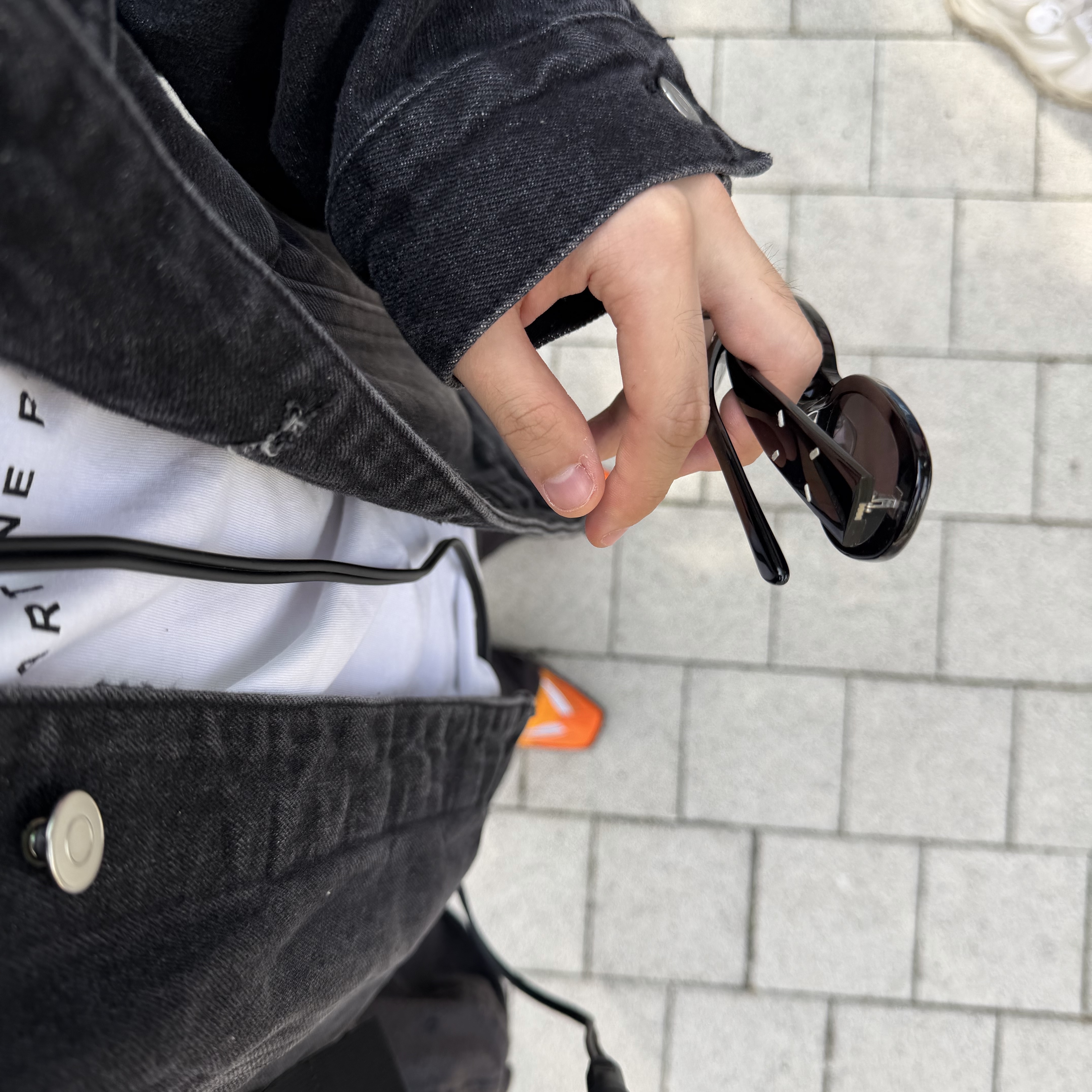 Nike x Martine Rose Shox MR4 Safety Orange, Gentle Monster x Maison Margiela MM206 Black Gray 착용 스타일