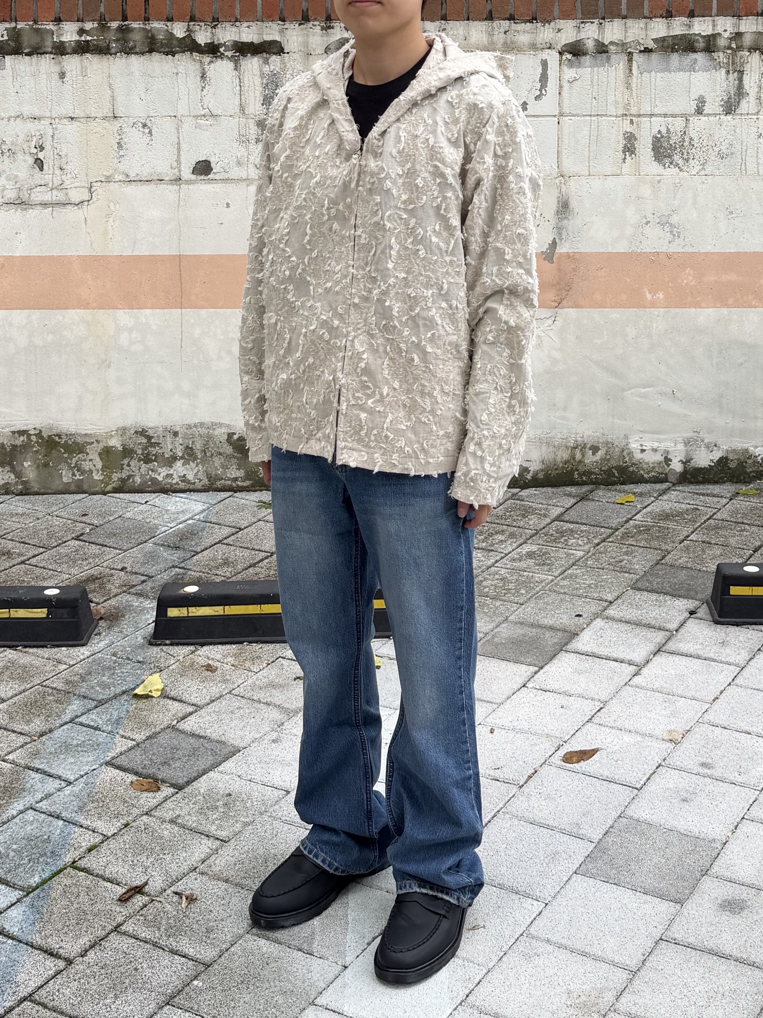 Hono Report Hooded Zip-Up White Sand, Hono Report Bell Bottom Denim Pants Blue 착용 스타일 - 1