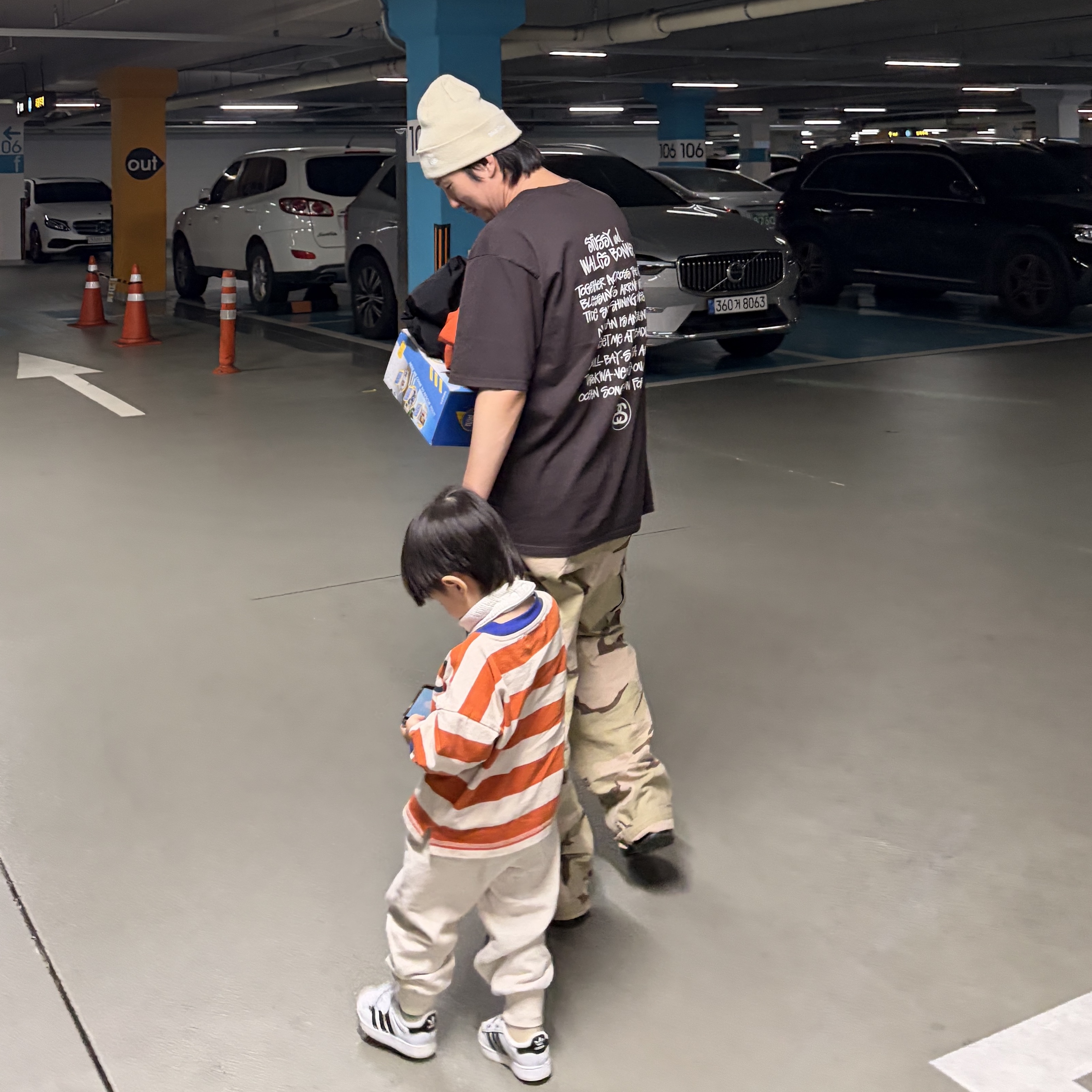 Jordan x Travis Scott Jumpman Jack TR Black and Dark Mocha, Stussy Ripstop Military Cargo Pants Sand Camo 착용 스타일 - 1