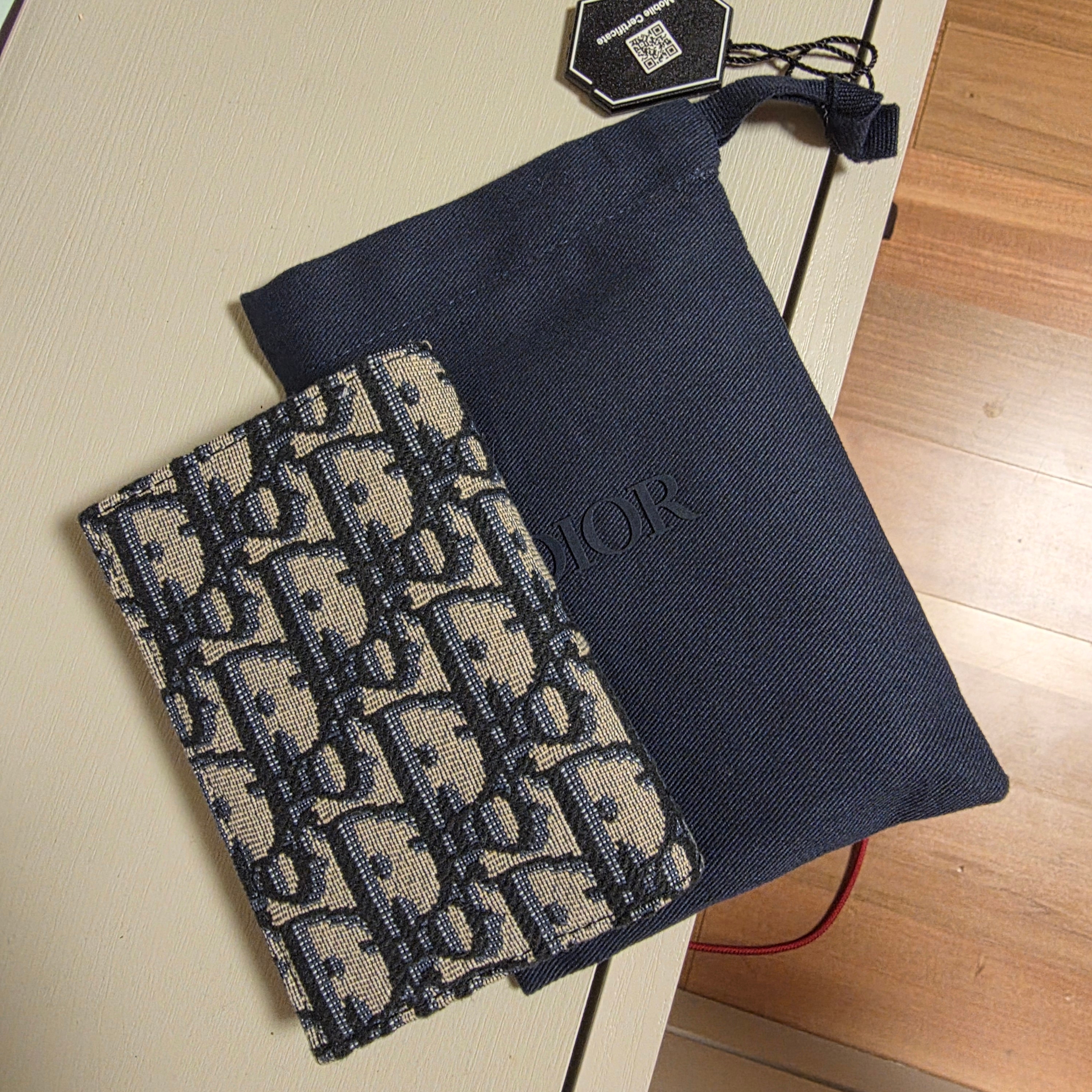 Dior Bi-Fold Card Holder Beige & Black Dior Oblique Jacquard 착용 스타일