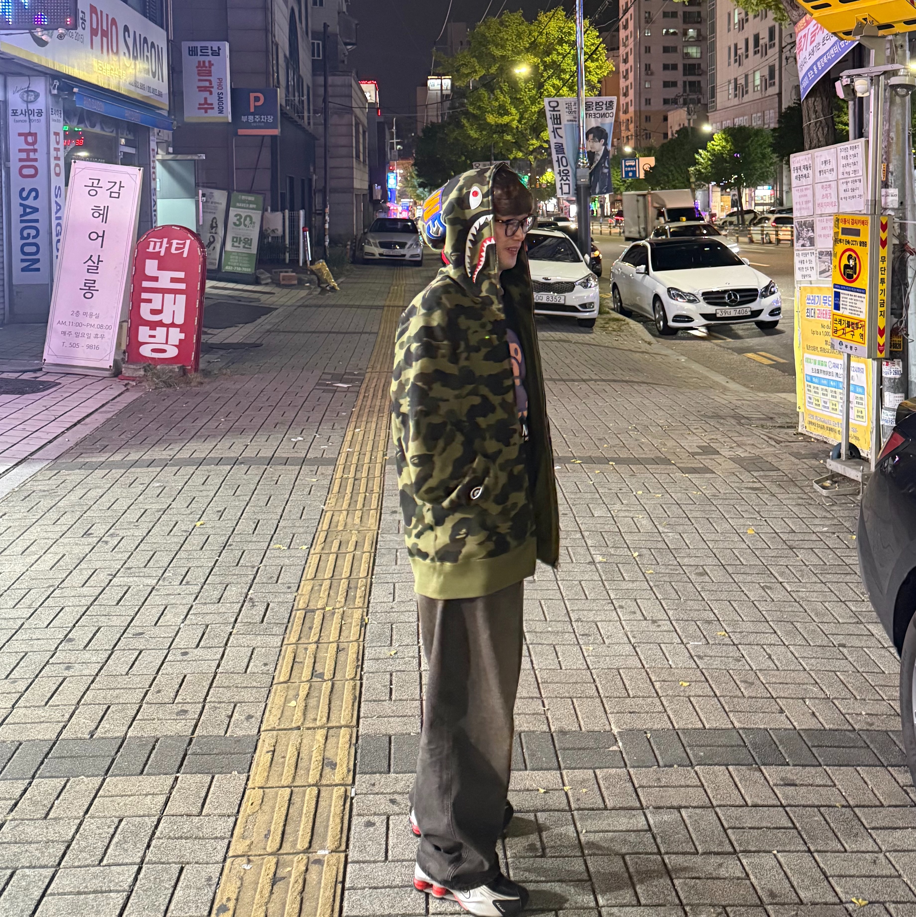 BAPE 1st Camo Shark Full Zip Hoodie Army Green, Nike Shox R4 Black and Metallic Silver 착용 스타일 - 1