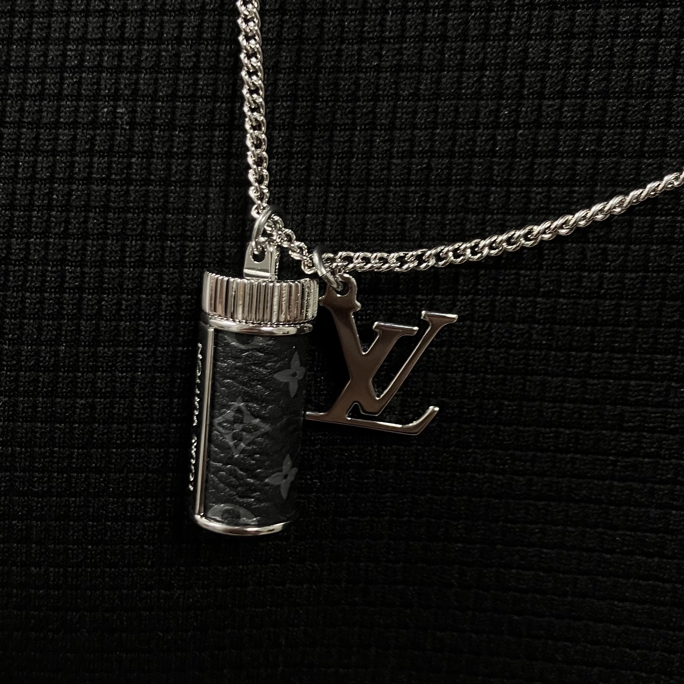 Louis Vuitton Charms Necklace Monogram Eclipse 착용 스타일 - 1