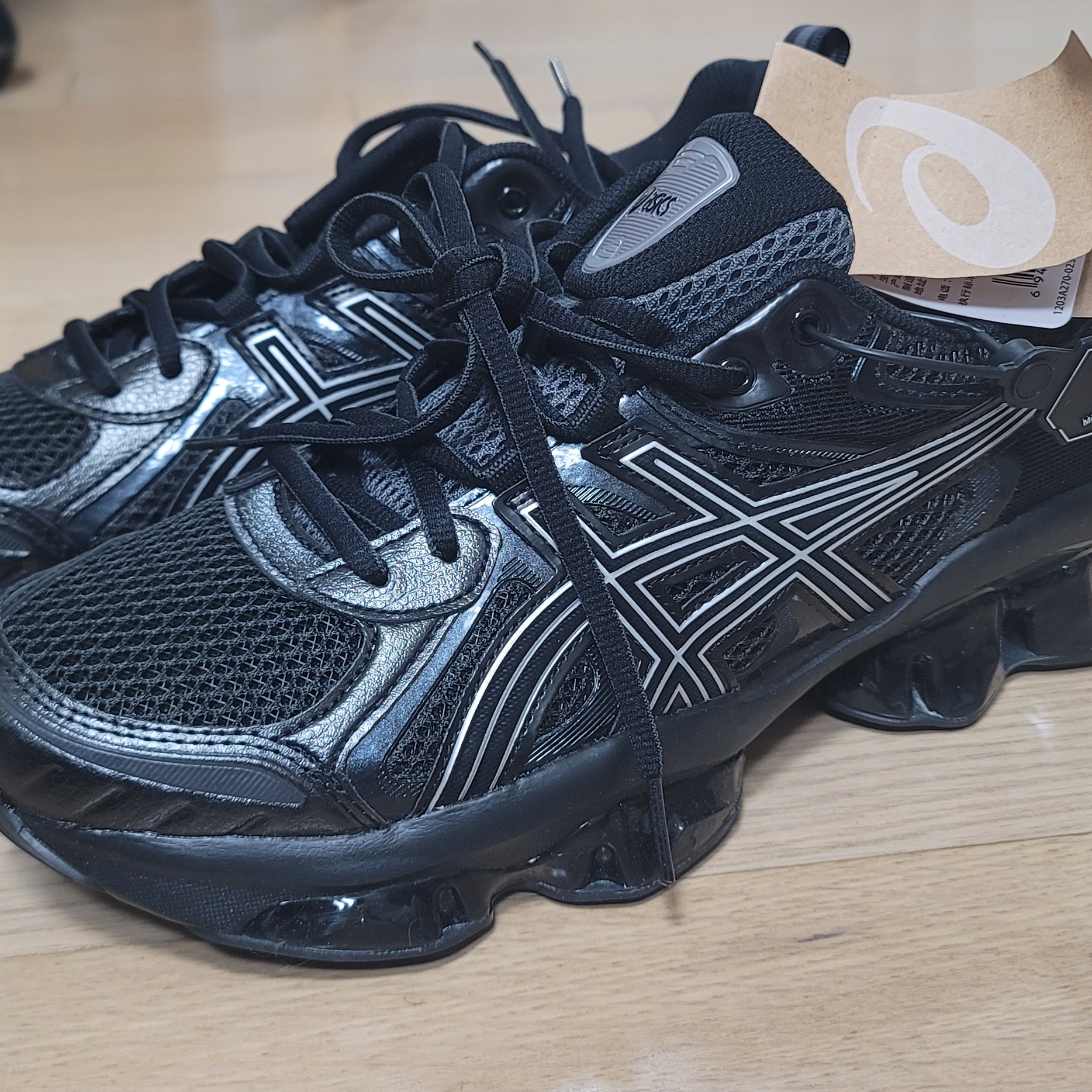 Asics Gel-Quantum Kinetic Graphite Grey Black 착용 스타일