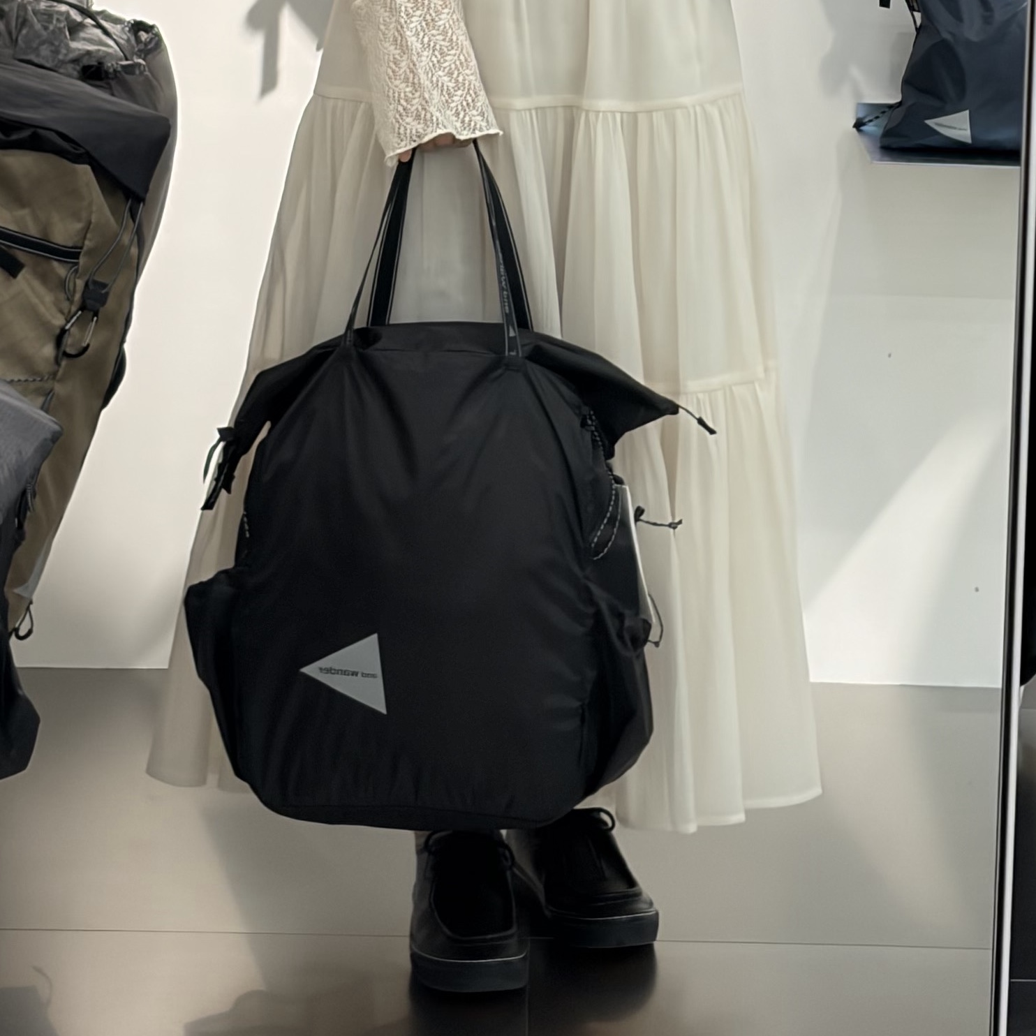 And Wander Sil Tote Bag Charcoal 착용 스타일