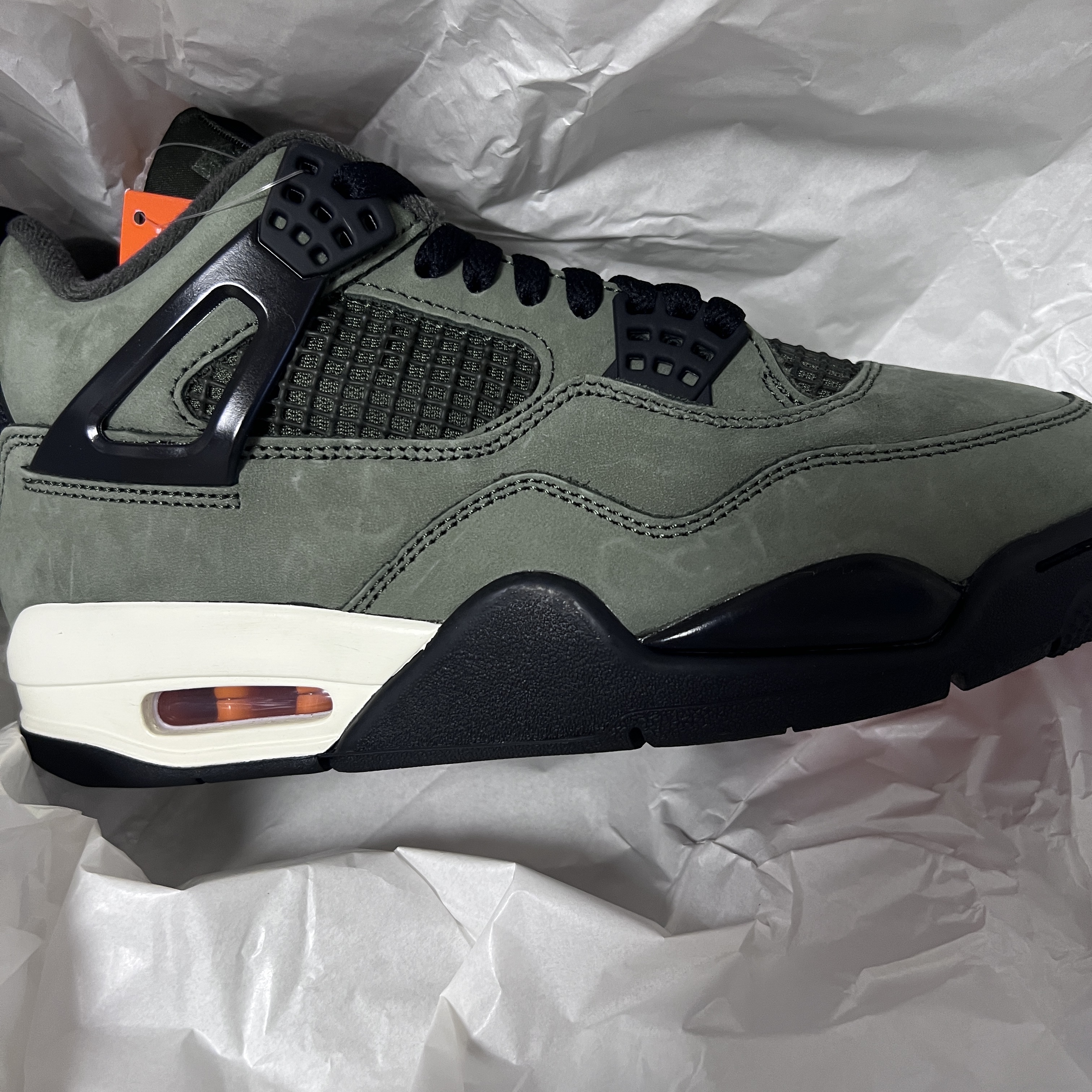 Jordan 4 x Undefeated Retro OG SP Deep Green and Clementine 착용 스타일