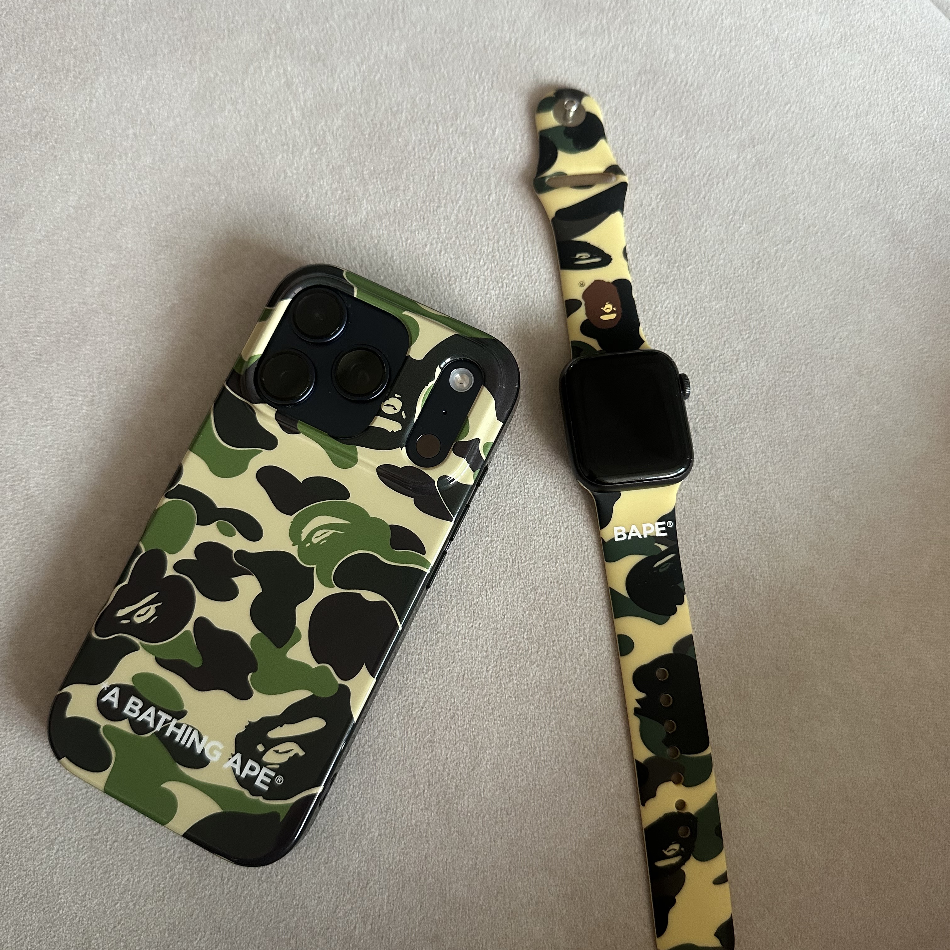 BAPE ABC Camo iPhone 17 Pro Case Green 착용 스타일