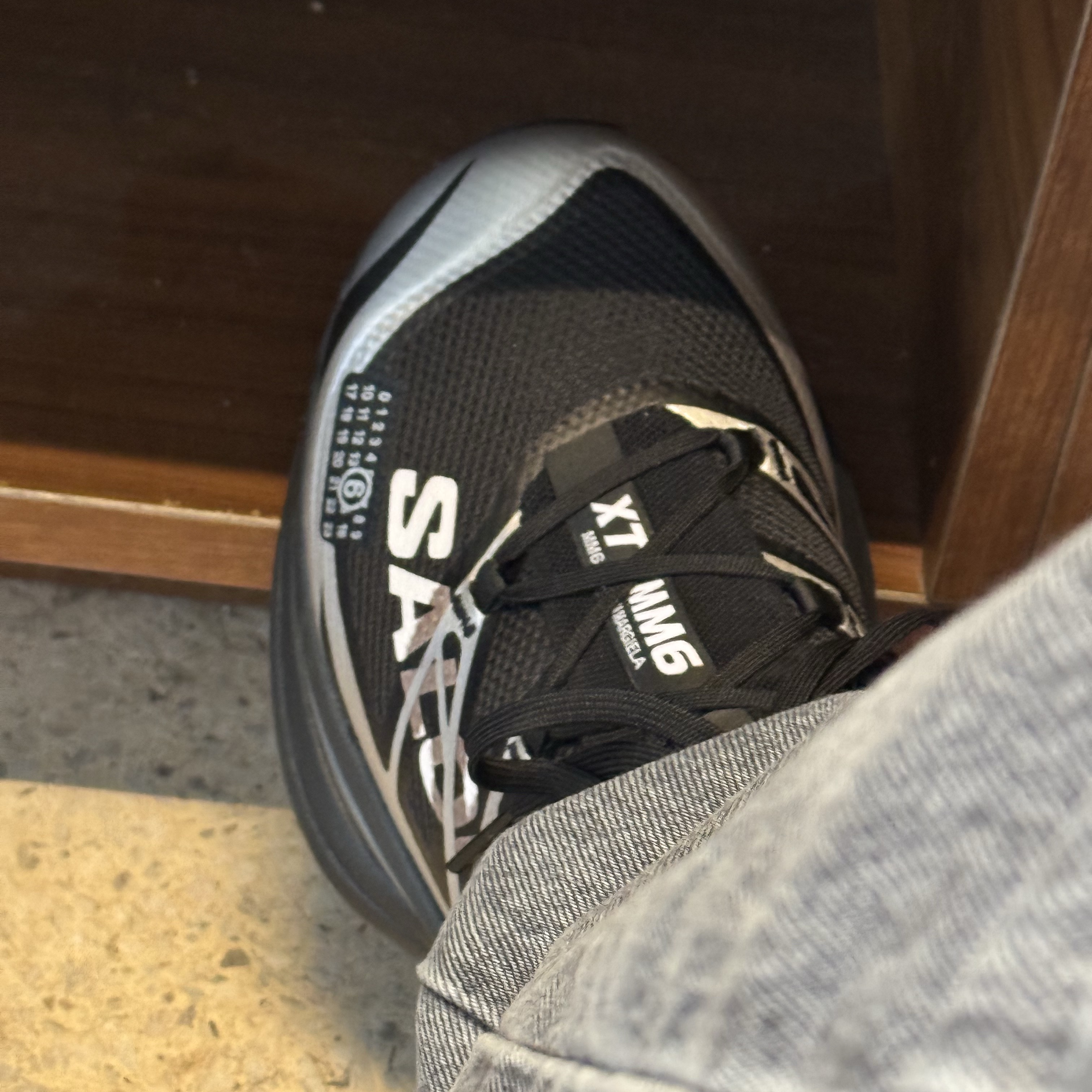 Salomon x MM6 Masion Margiela XT-MM6 Black Ftw Silver 착용 스타일 - 2