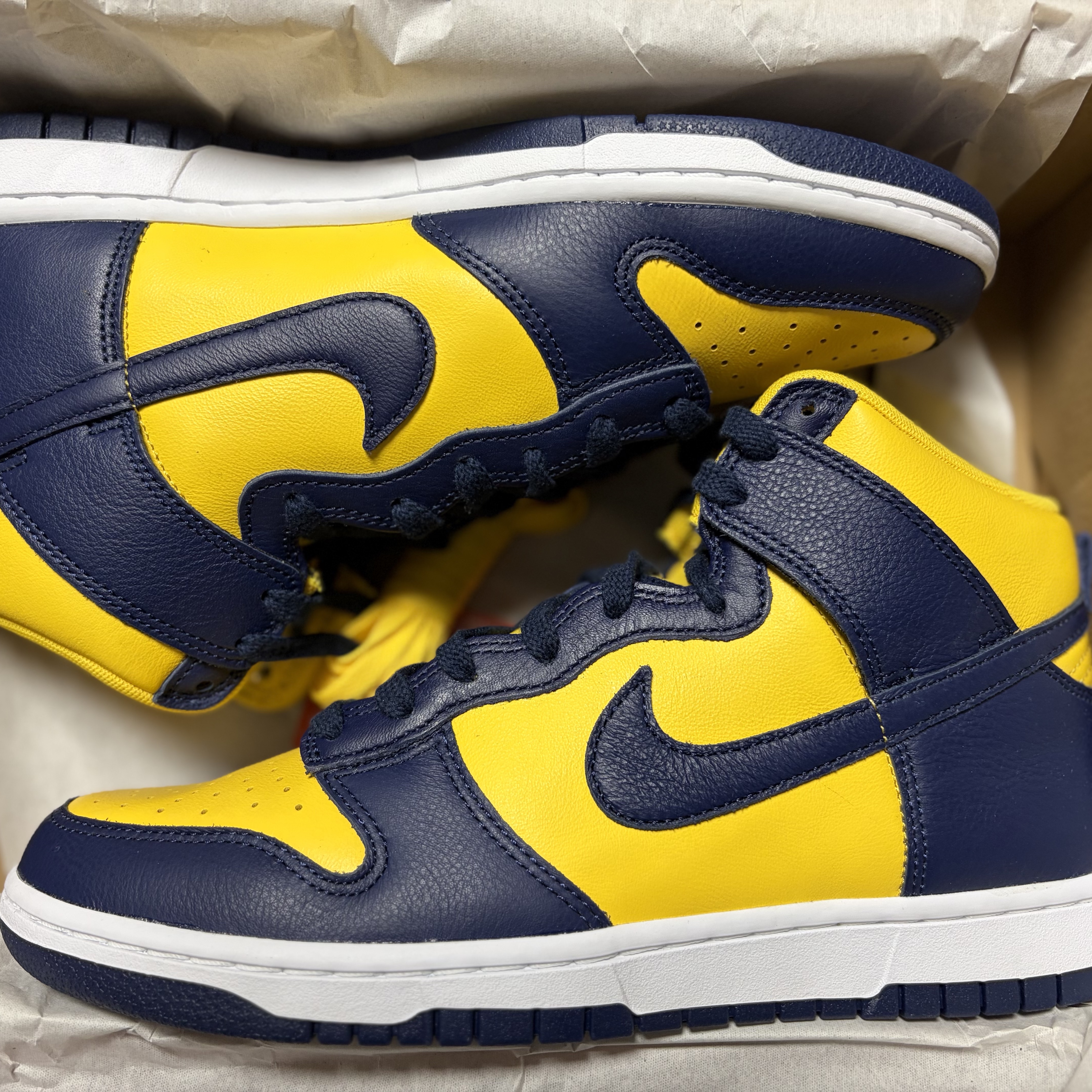 Nike Dunk High Retro SE Varsity Maize White 착용 스타일 - 2