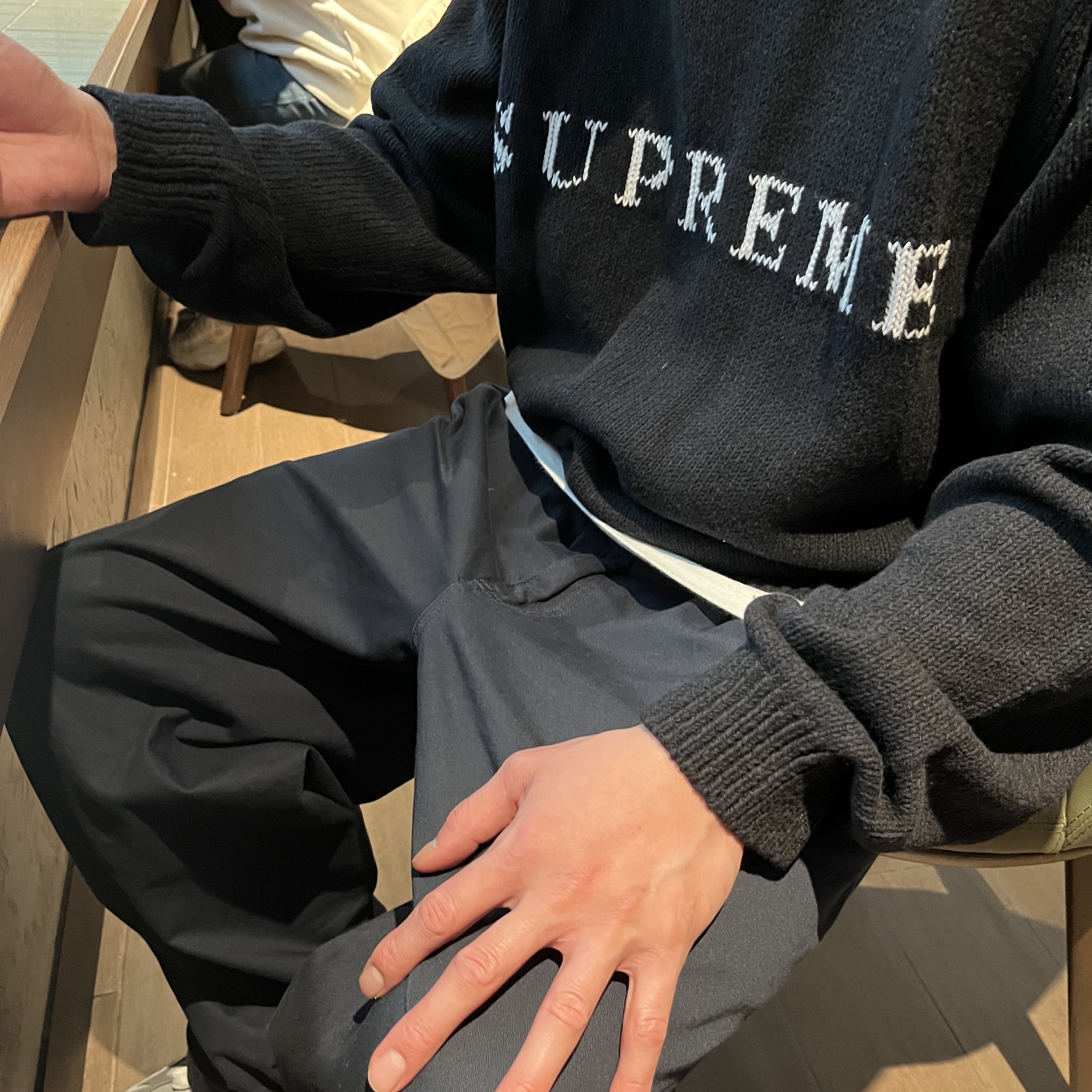 Supreme Contrast Logo Sweater Black - 25SS 착용 스타일 - 1