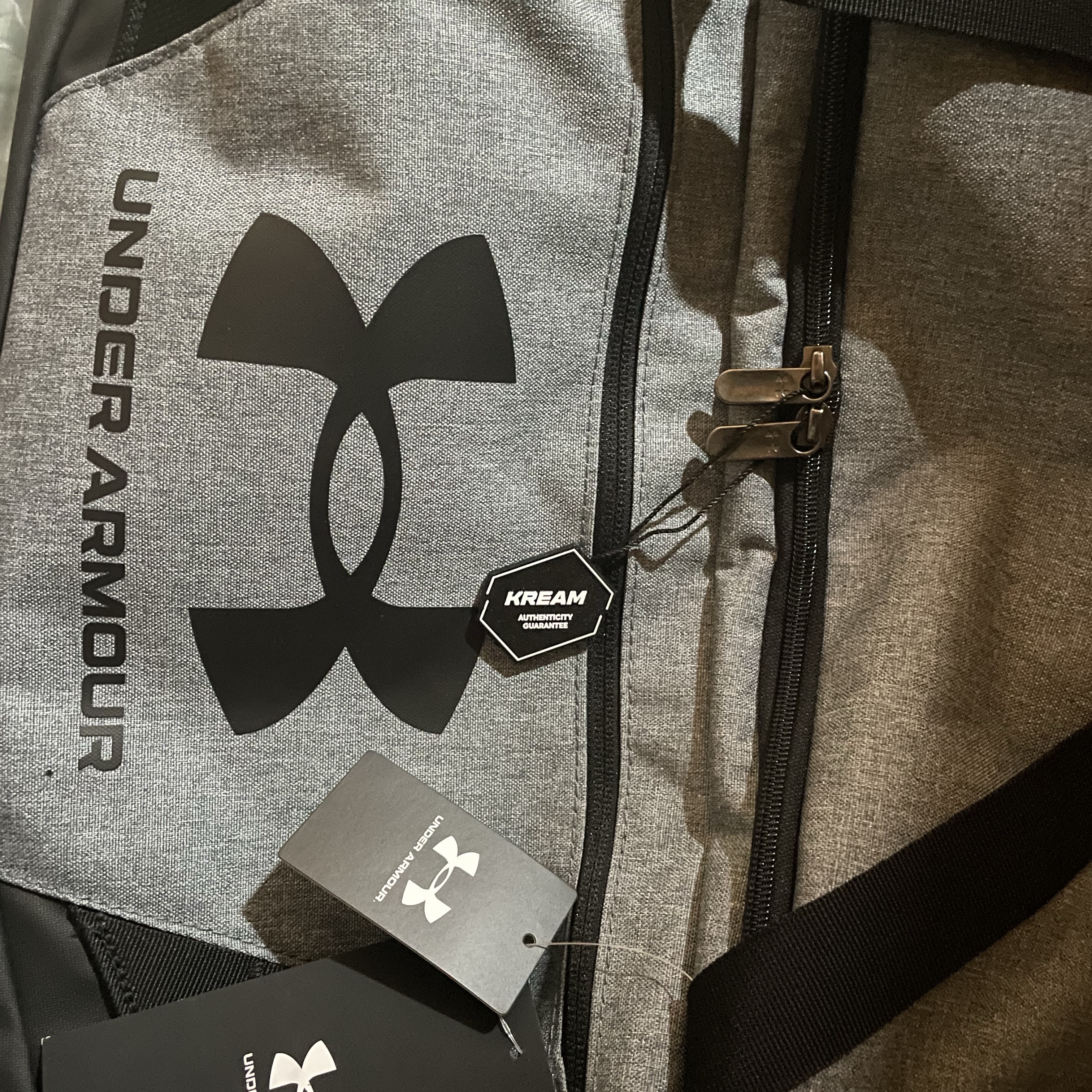 Under Armour Undeniable 5.0 Small Duffle Bag Pitch Gray Medium Heather Black 착용 스타일