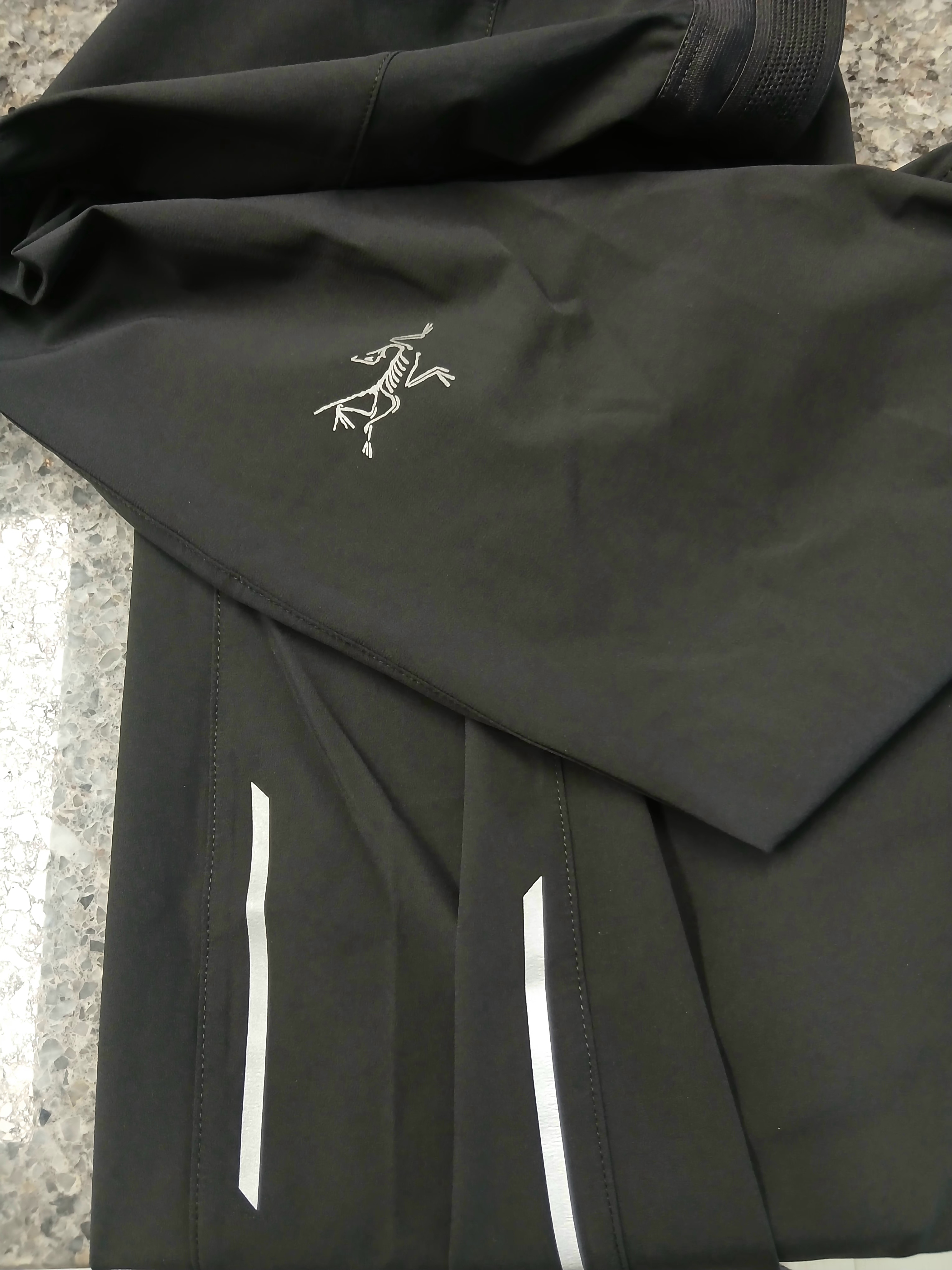 (W) Arc'teryx Atom Heavyweight Hoody Black, Arc'teryx Atom SV Hoody Black 착용 스타일 - 2