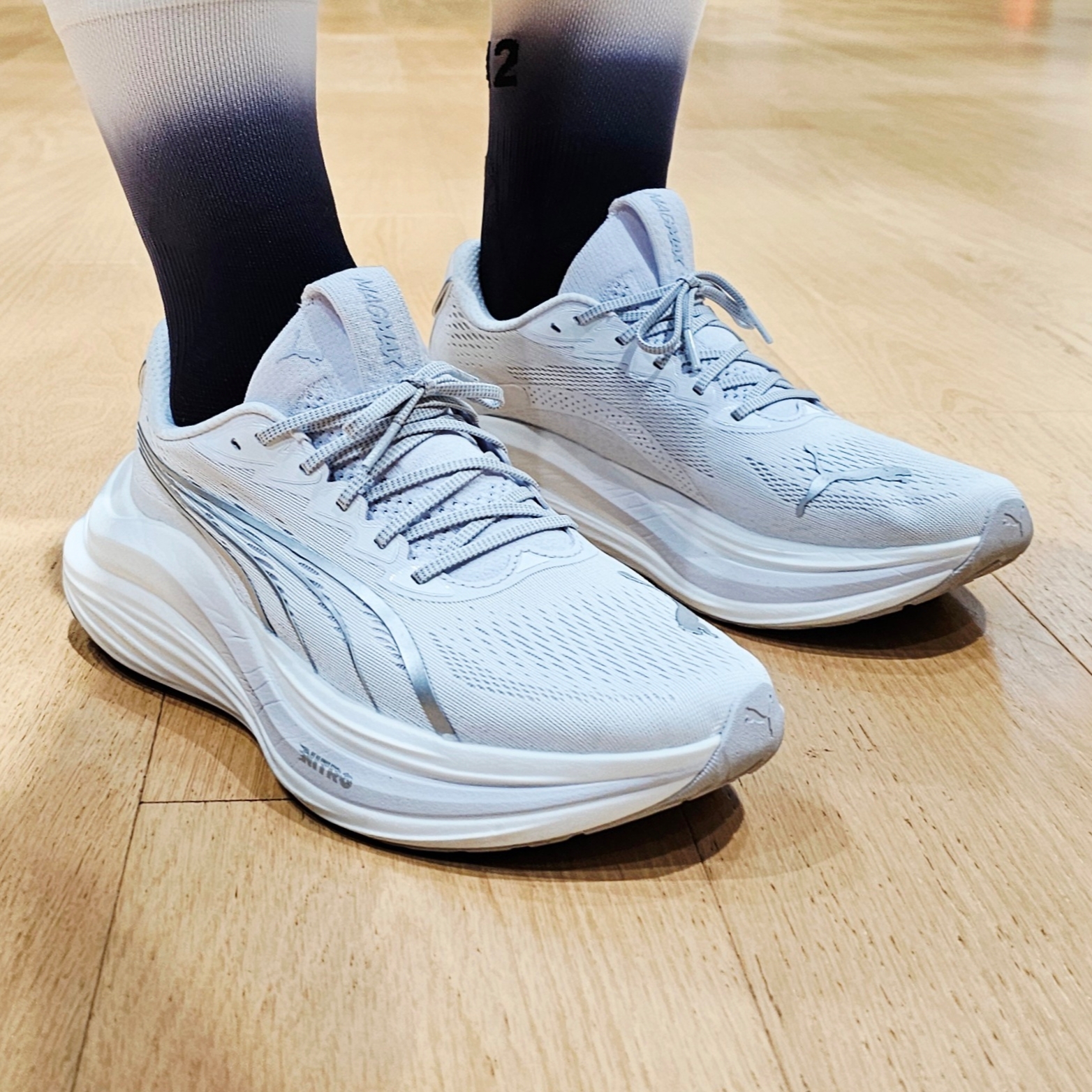 Puma Magmax Nitro White Silver 착용 스타일