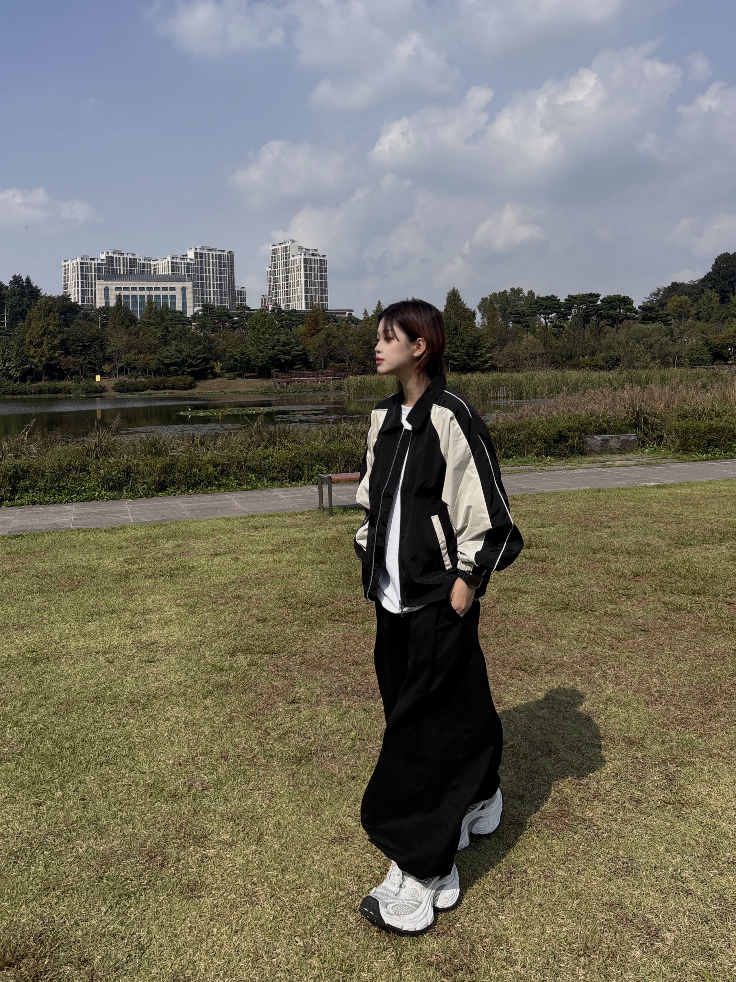 SLOW RECORD HOUSE Piping Line Windbreaker Black & Beige 착용 스타일 - 3