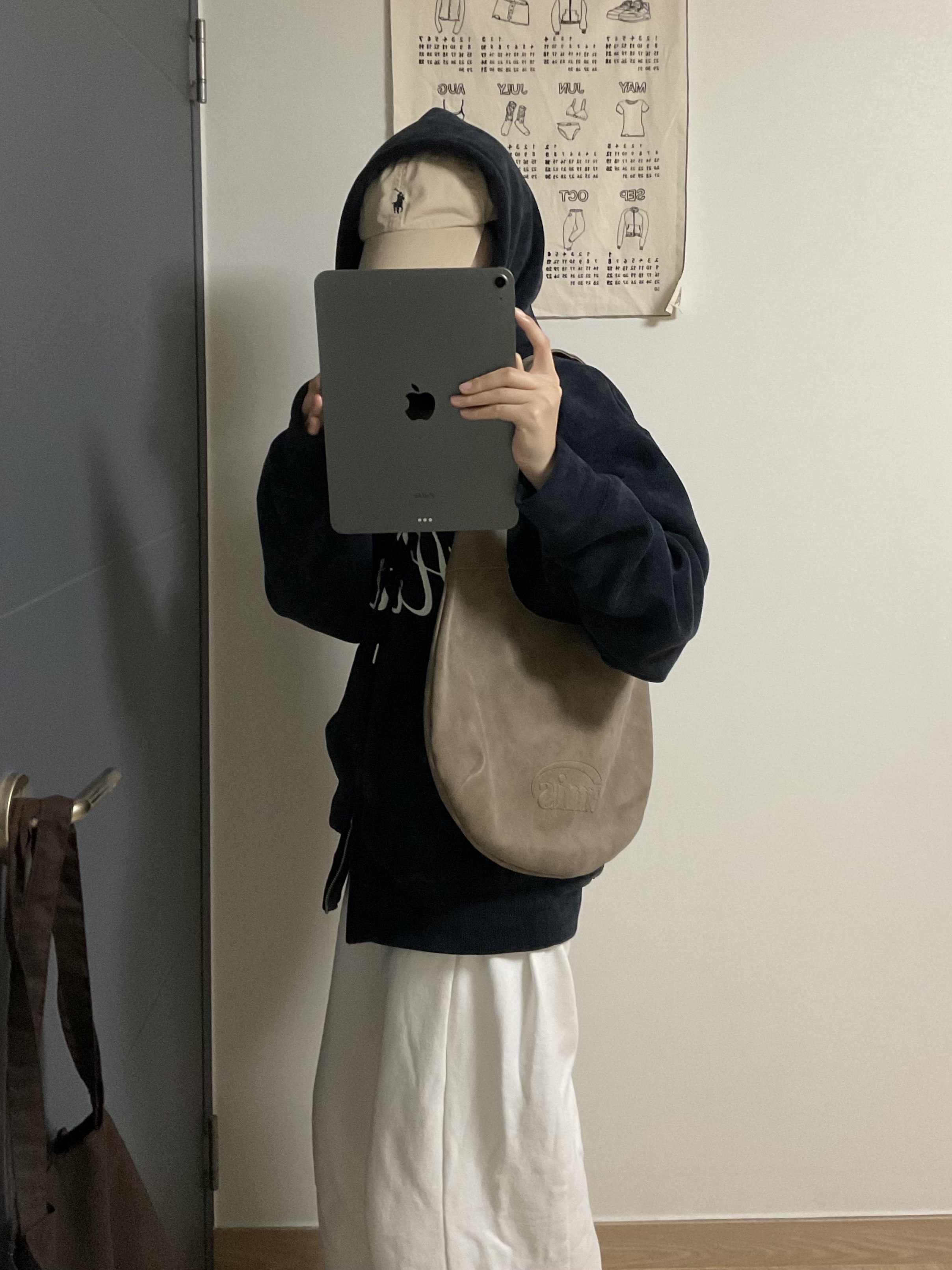 Emis Logo Embossed Shoulder Bag Brown, [20% 적립] Polo Ralph Lauren Cotton Chino Baseball Cap Nubuck Relay Blue - 25SS 착용 스타일 - 4