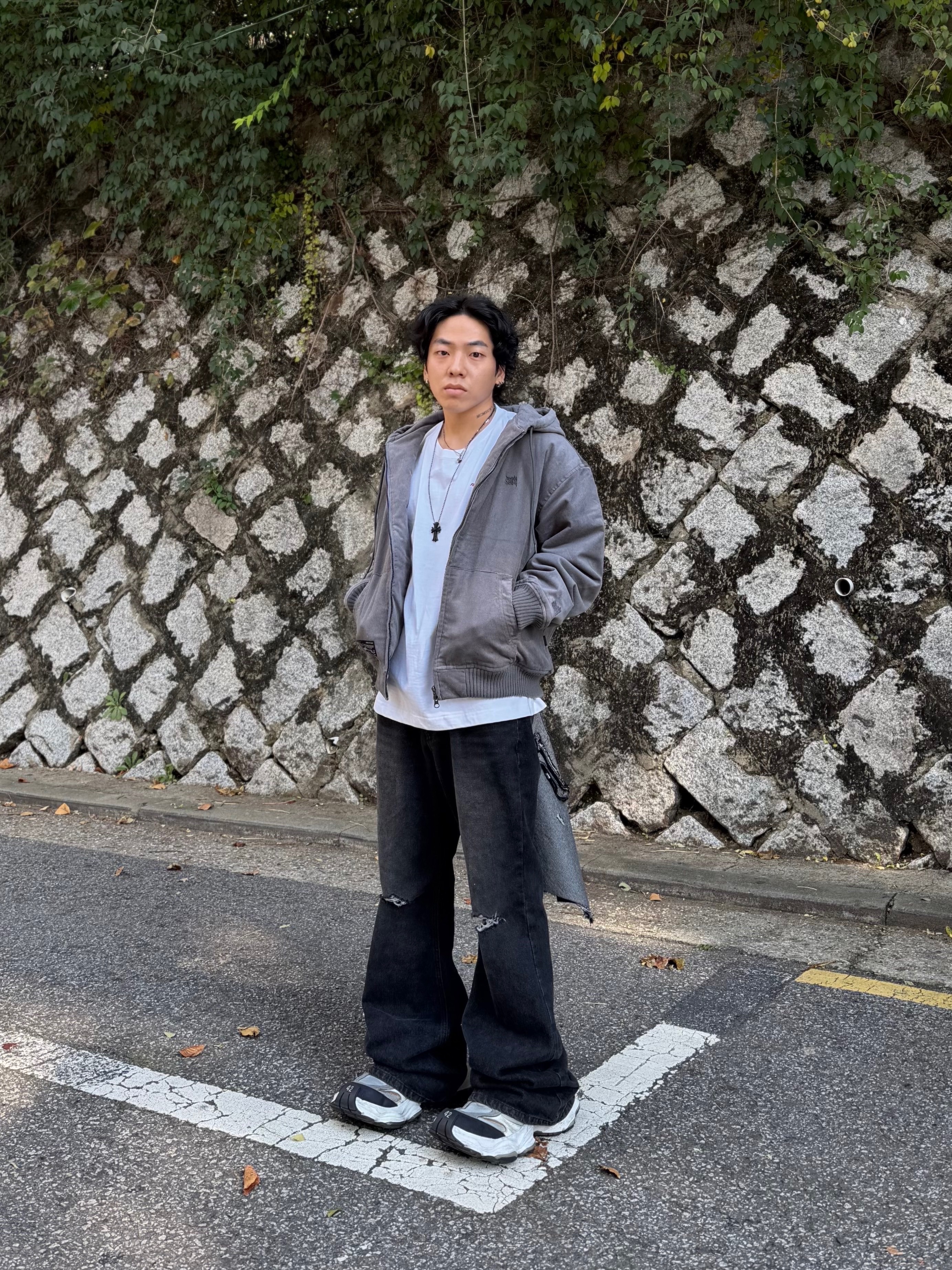 Chrome Hearts Silichrome CH Cross Pendant Black 2022/2023/2025, Balenciaga Cargo Sneakers White Grey 착용 스타일 - 5