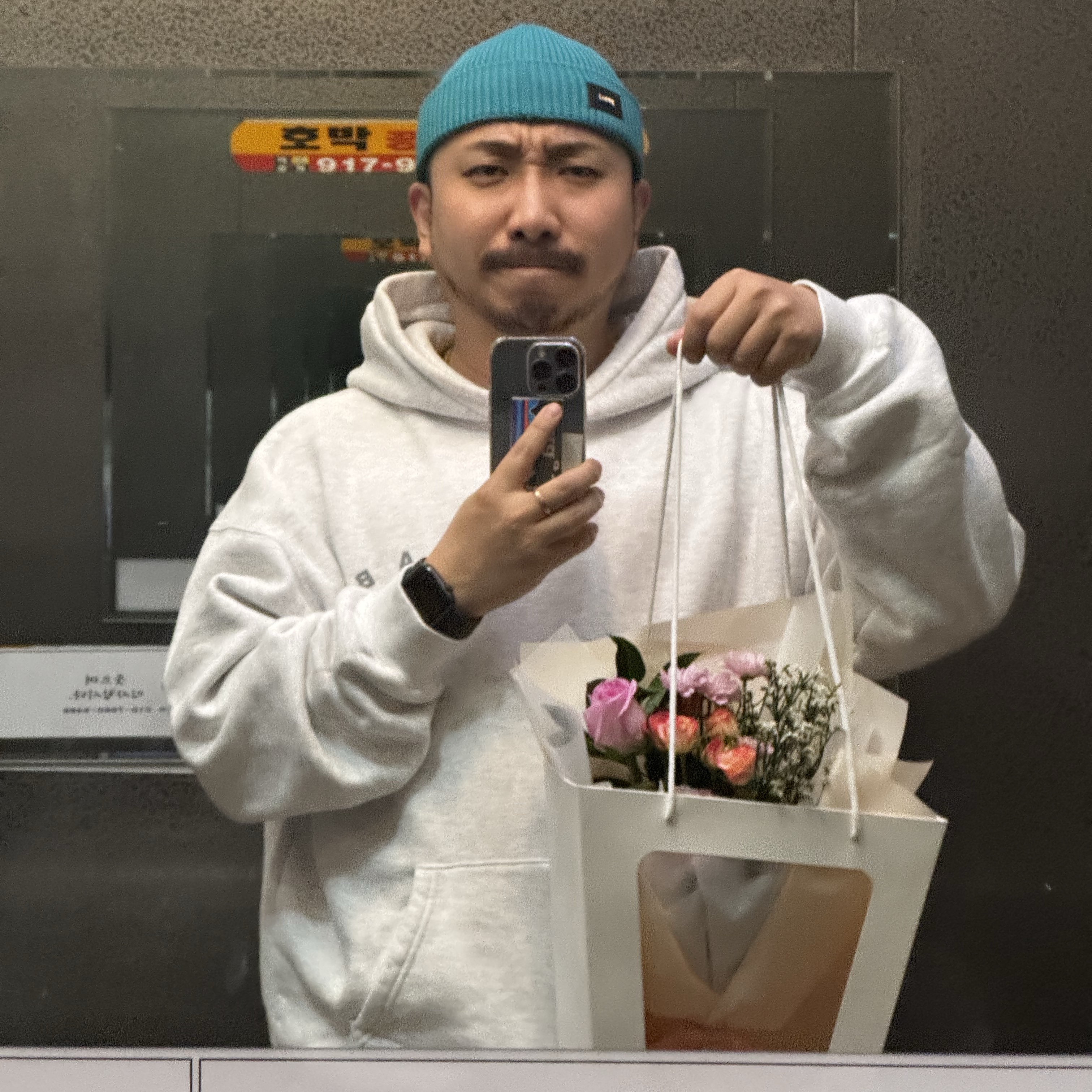 IAB Studio Hoodie Light Gray 착용 스타일