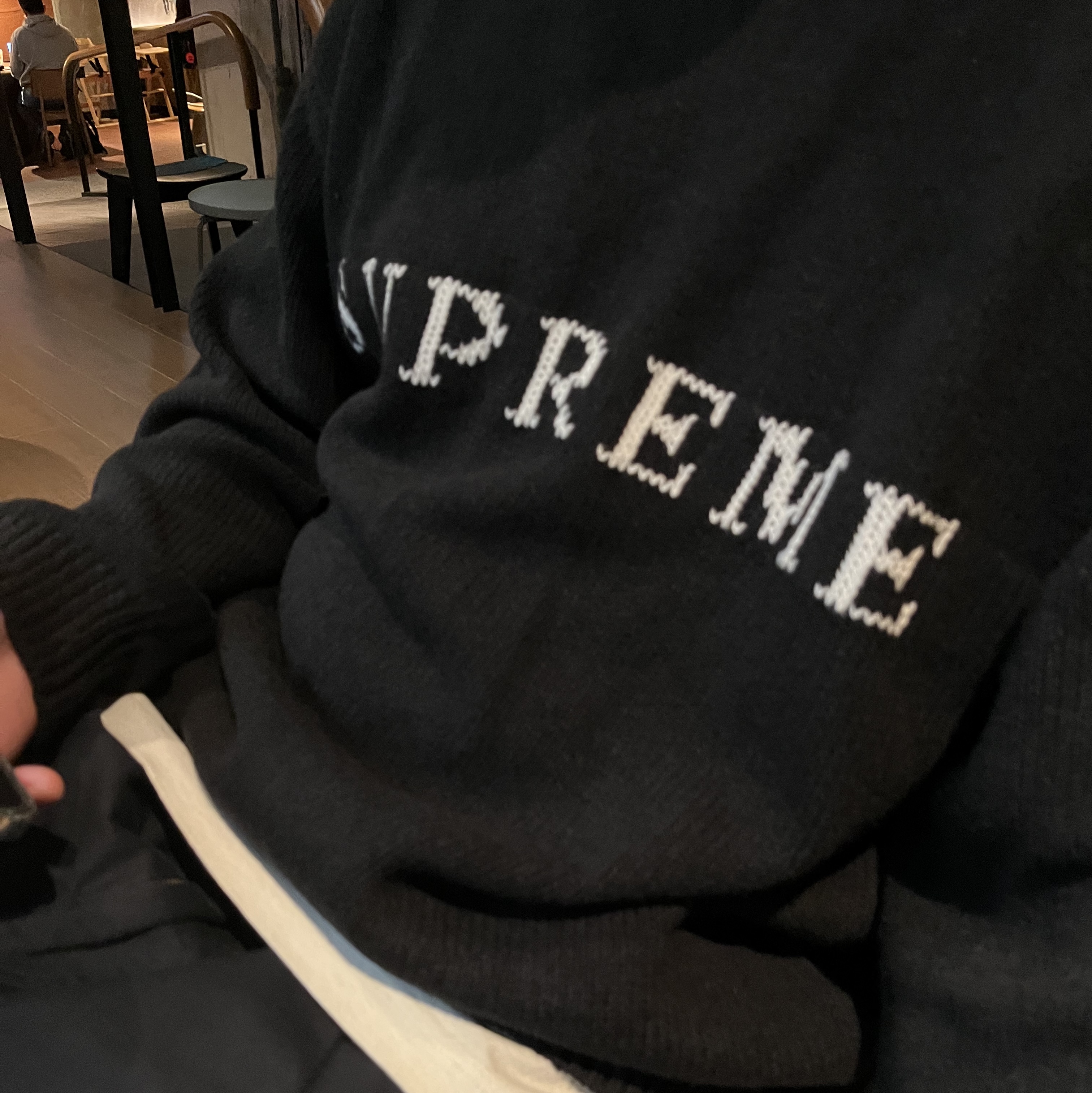 Supreme Contrast Logo Sweater Black - 25SS 착용 스타일 - 2