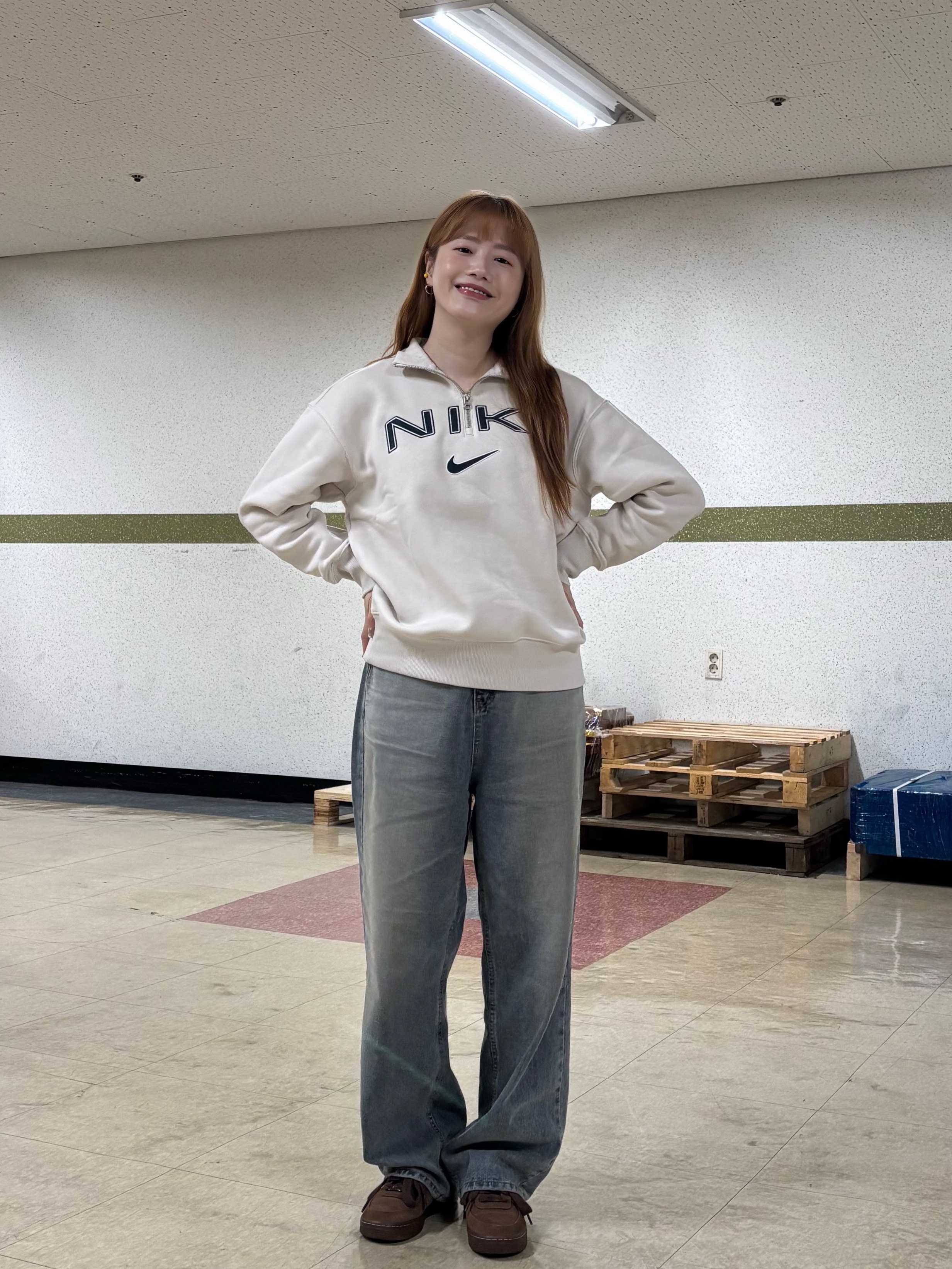 (W) Nike NSW Phoenix Fleece Oversized Quarter Zip Sweatshirt Red Sepia Platinum Violet - Asia, (W) Nike Air Force 1 '07 Cacao Wow 착용 스타일 - 1