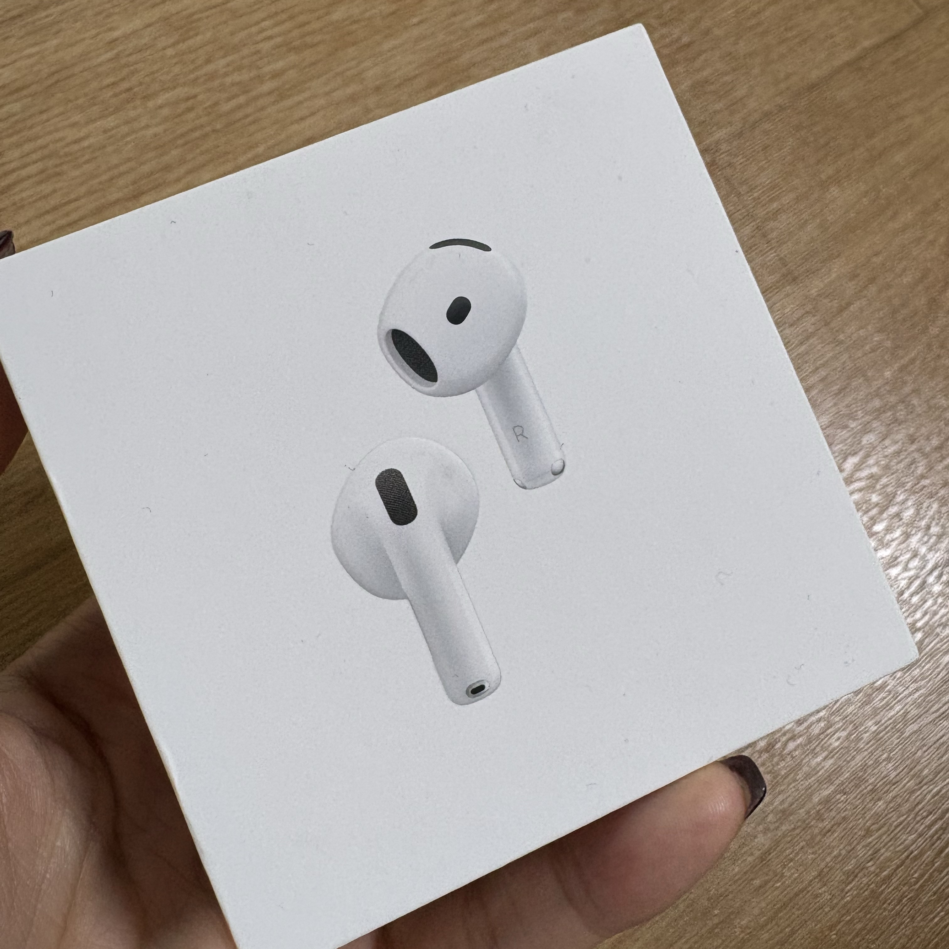 Apple AirPods 4th Gen with Active Noise Cancellation (Korean Ver.) 착용 스타일