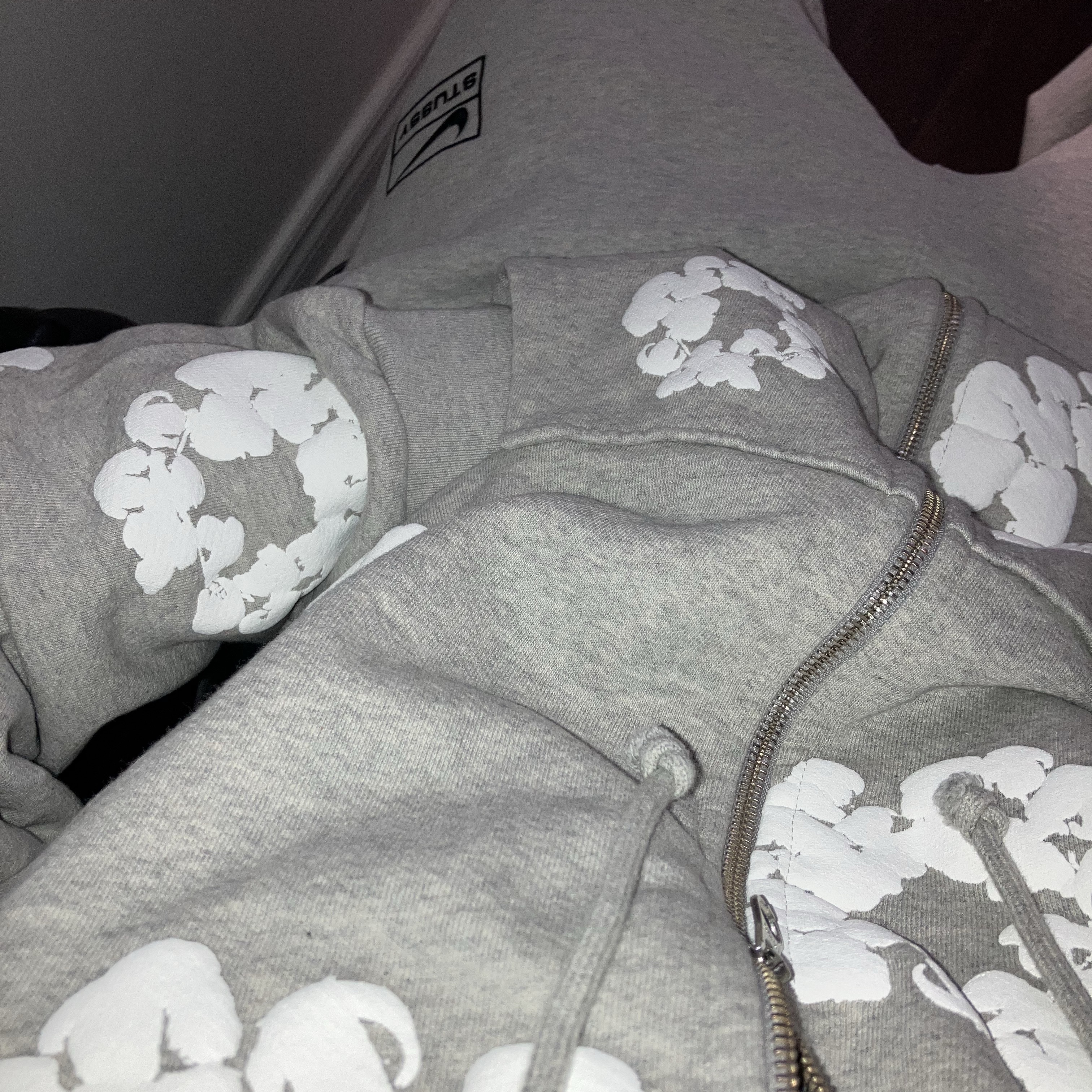 Nike x Stussy Fleece Pants Grey Heather (FN5231-050), Denim Tears Cotton Wreath Zip Hoodie Grey 착용 스타일