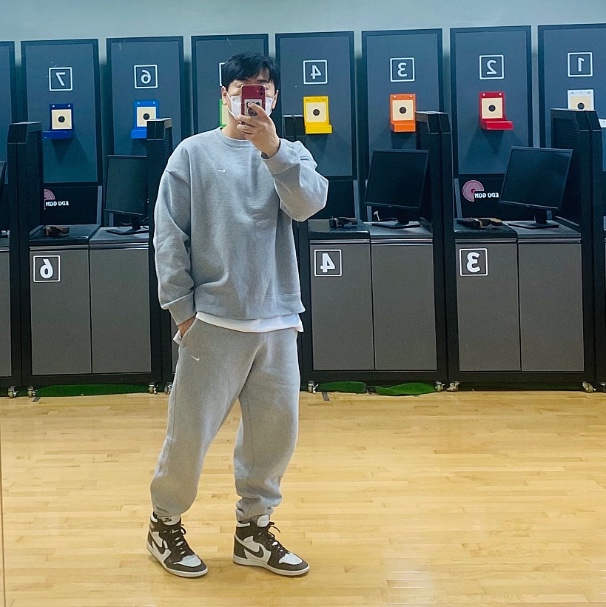 Nike Solo Swoosh Fleece Crew Dark Grey Heather - Asia 착용 스타일