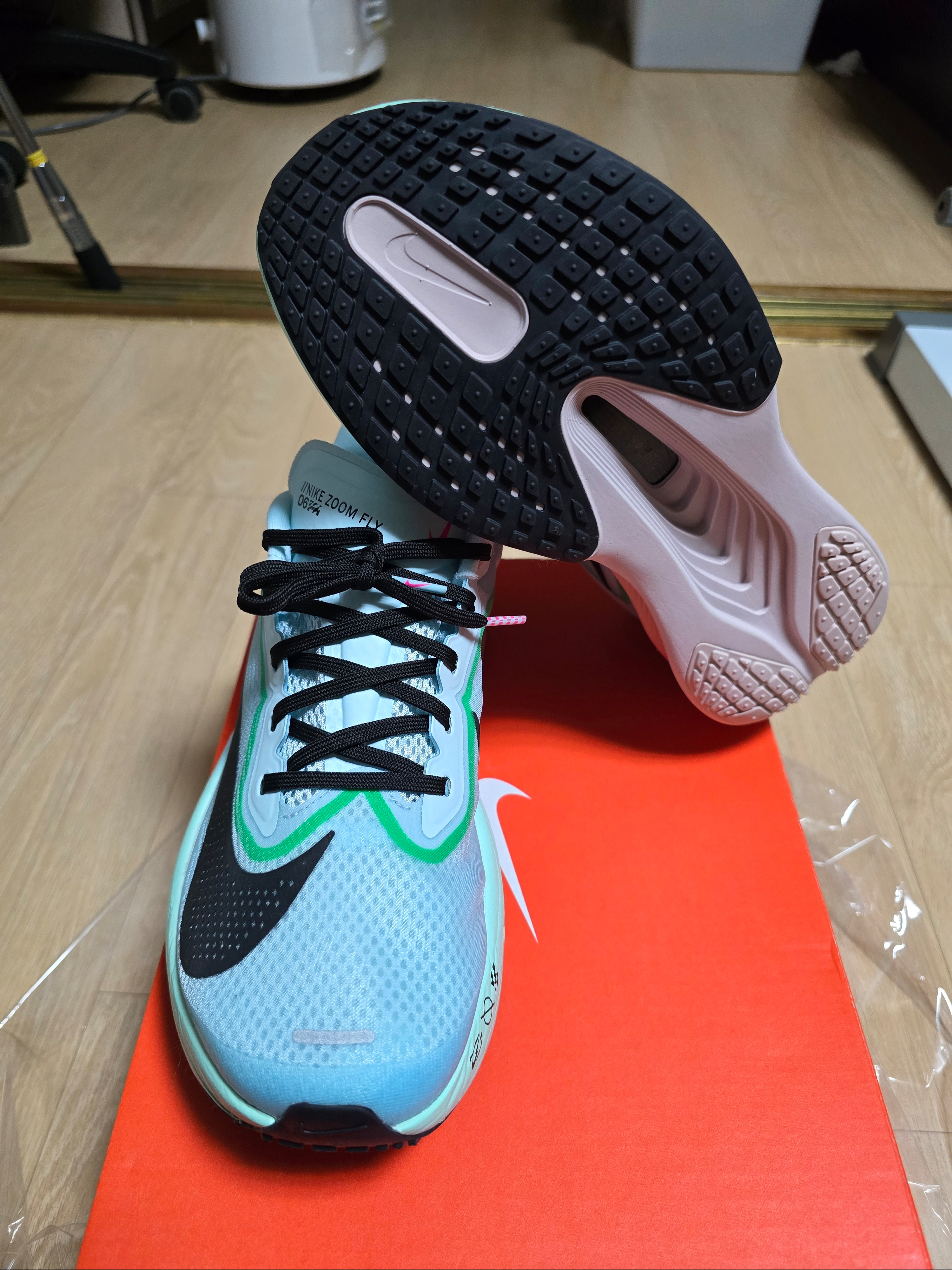 Nike Zoom Fly 6 Glacier Ice Hyper Pink 착용 스타일 - 2