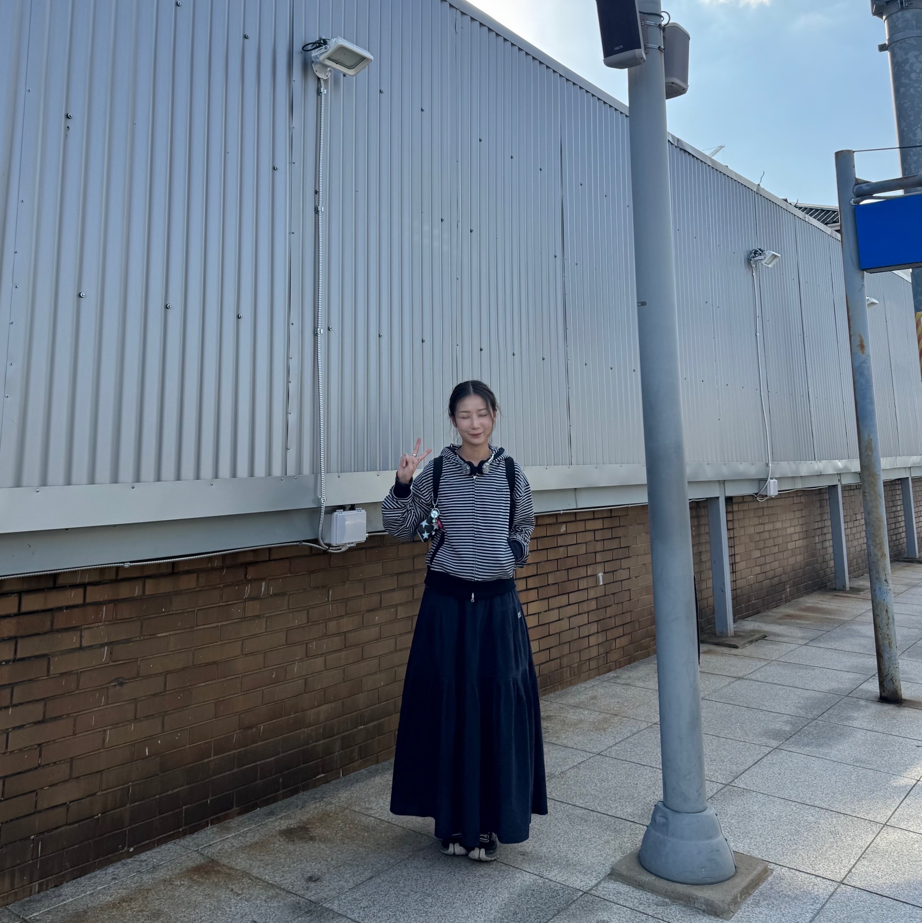 Palace Sofar Zip Hood Skyline Blue - 25FW, Safarispot  BASIC SAFARI RUFFLE MAXI SKIRT NAVY 착용 스타일 - 4