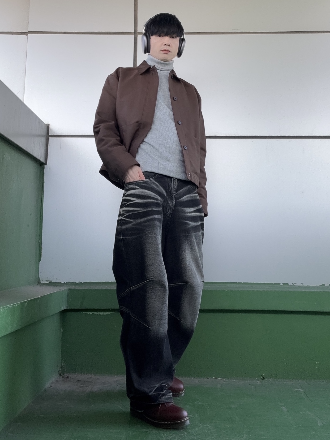 Dr. Martens 1461 Smooth Leather Oxford Shoes Cherry Red, BLR Embossed Wave Washing Wide Denim Pants Black 착용 스타일 - 3