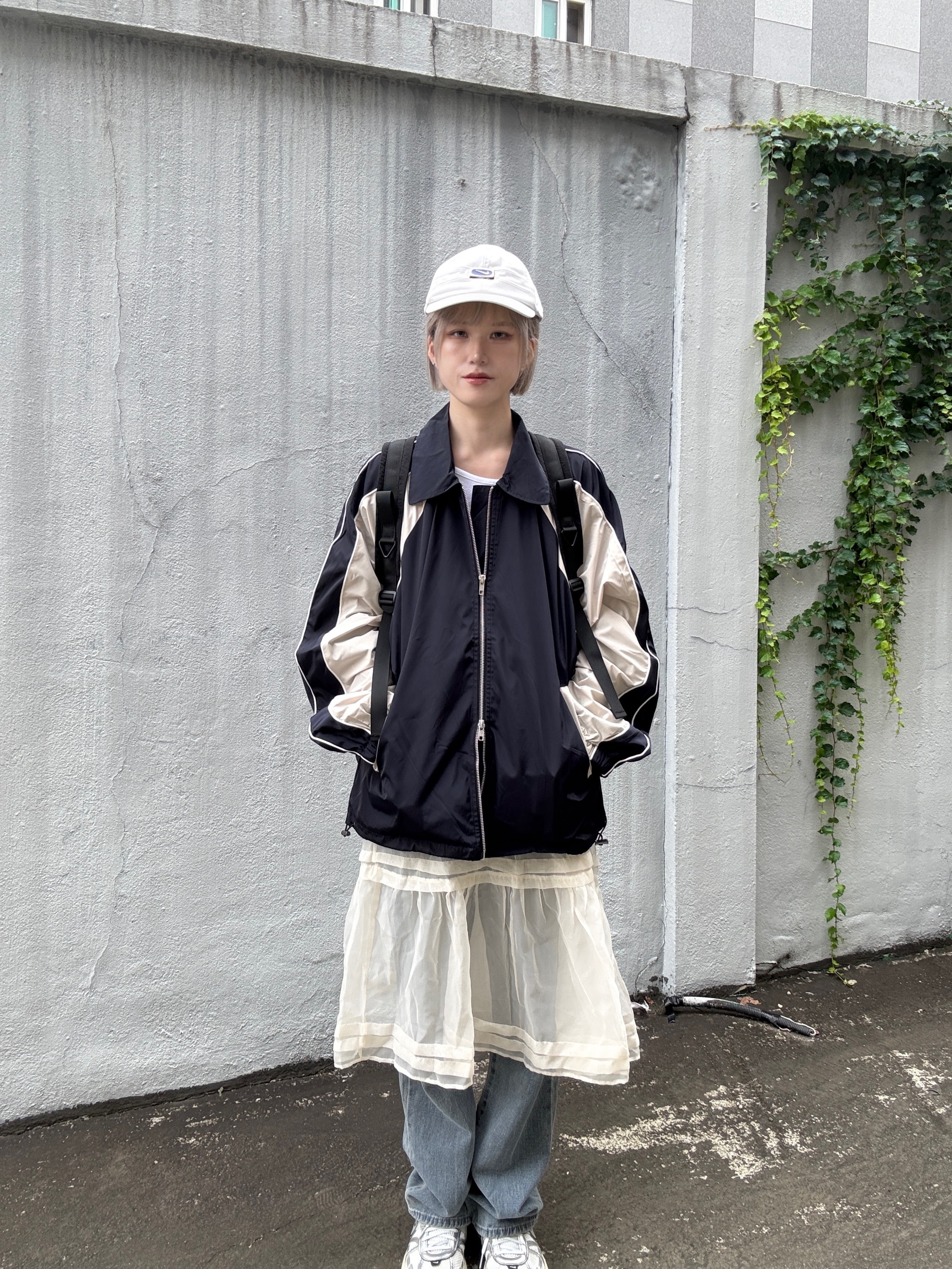 SLOW RECORD HOUSE Piping Line Windbreaker Navy 착용 스타일 - 1