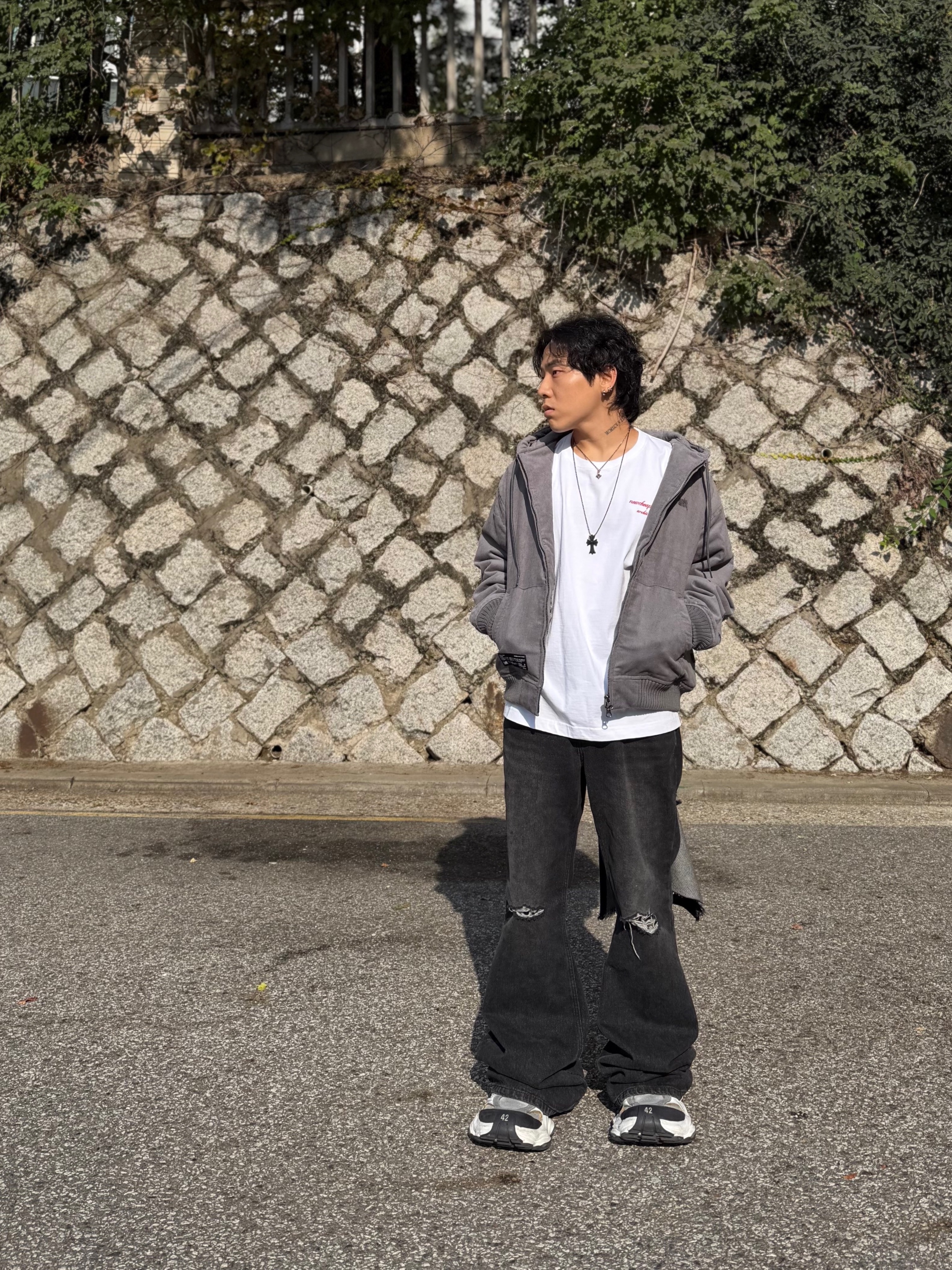 Chrome Hearts Silichrome CH Cross Pendant Black 2022/2023/2025, Balenciaga Cargo Sneakers White Grey 착용 스타일 - 4