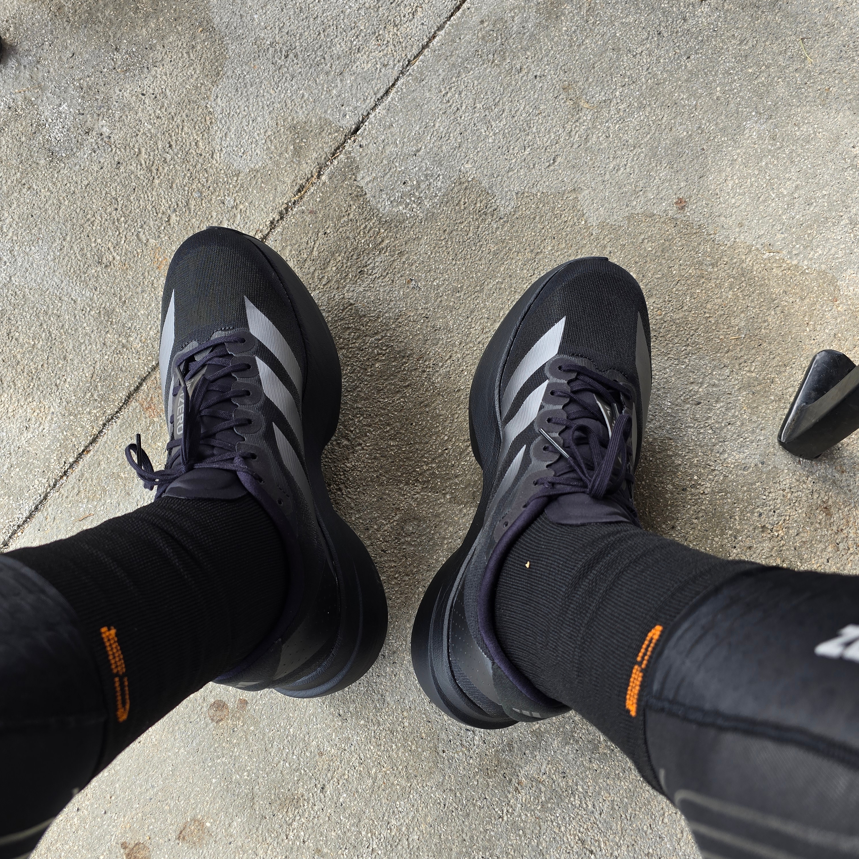 Adidas Adizero EVO SL Core Black Iron Metallic 착용 스타일
