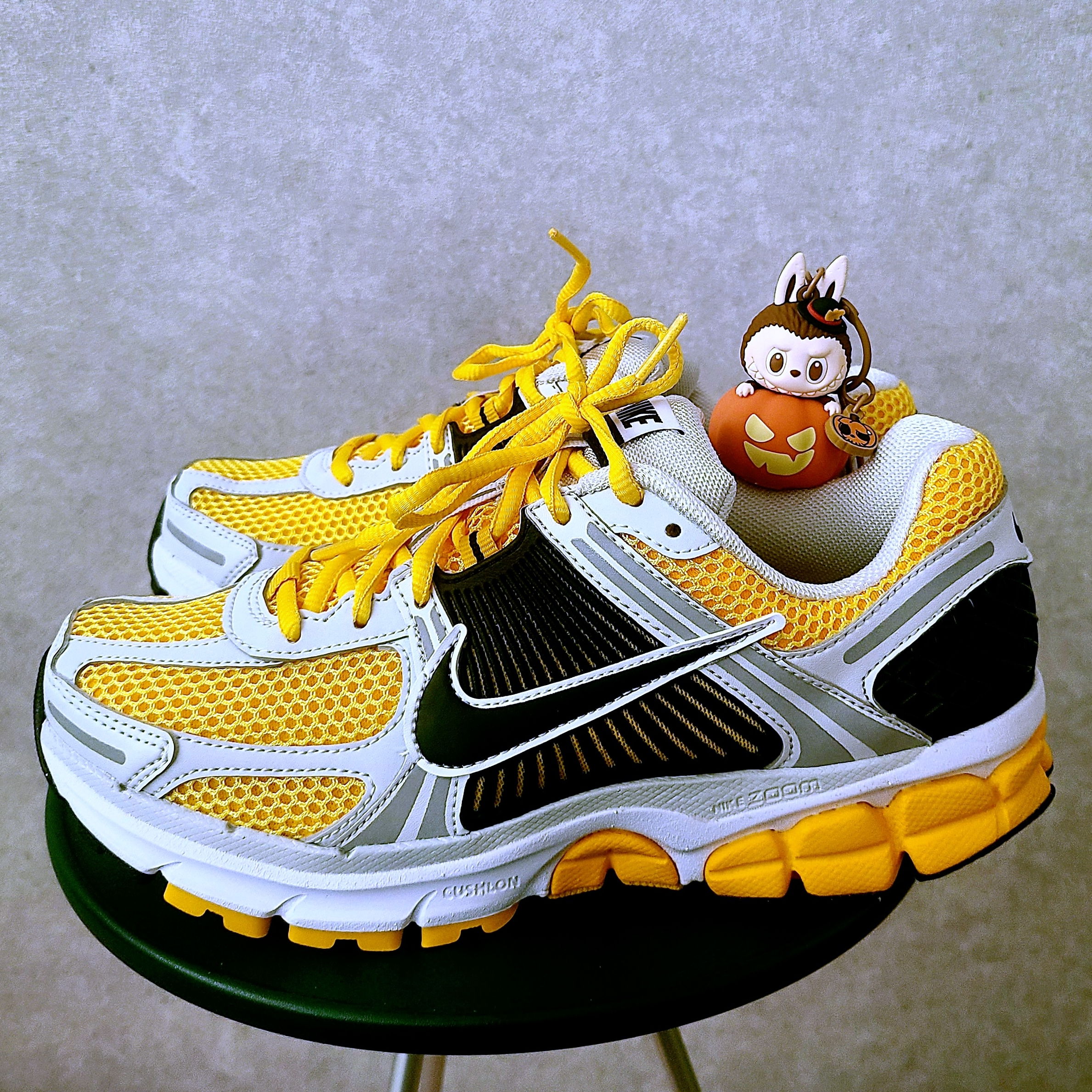 Nike Zoom Vomero 5 Photon Dust University Gold, Pop Mart Halloween Party Series Luminous Pumpkin Keyring Labubu 착용 스타일 - 1