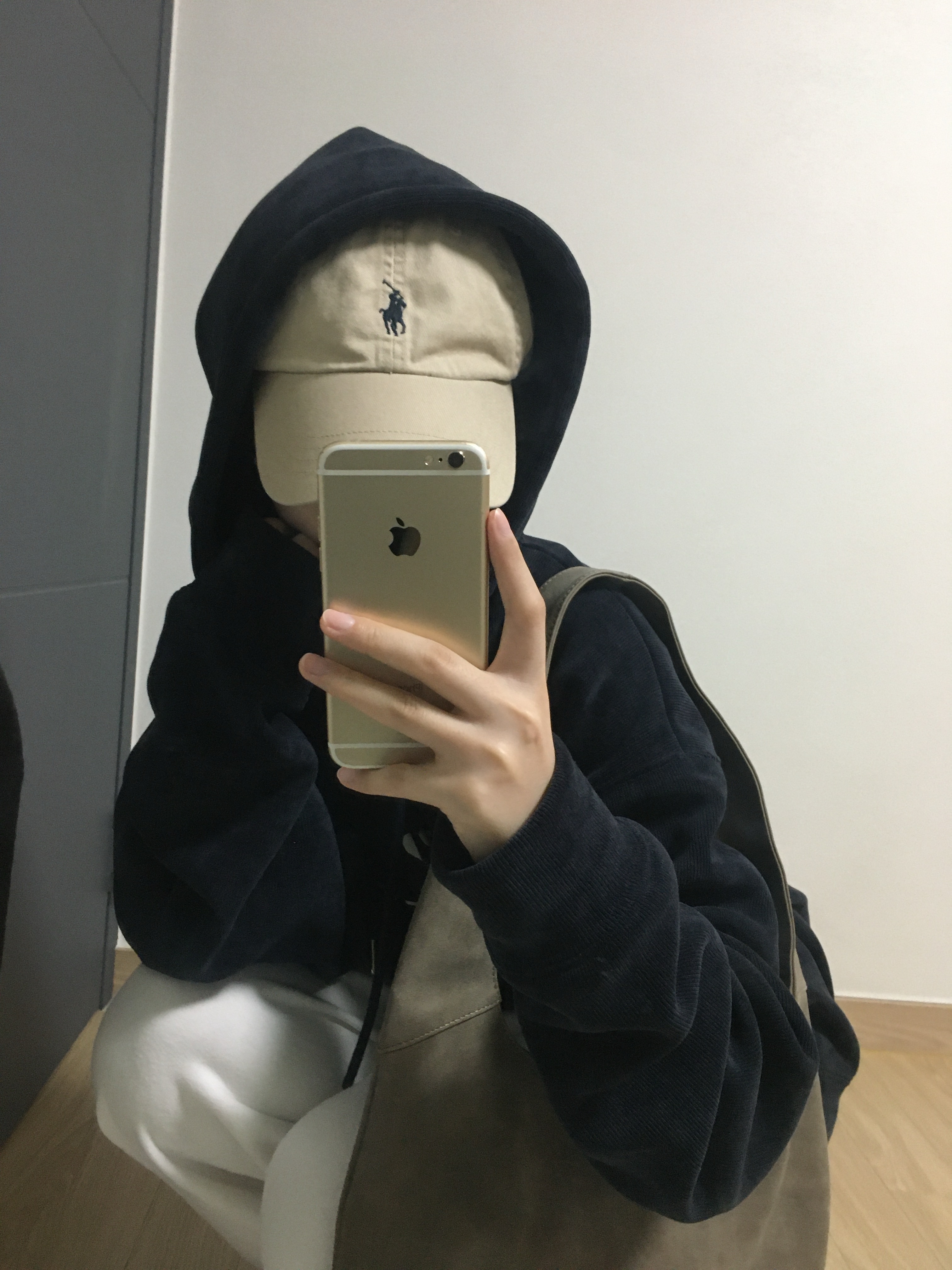 Emis Logo Embossed Shoulder Bag Brown, [20% 적립] Polo Ralph Lauren Cotton Chino Baseball Cap Nubuck Relay Blue - 25SS 착용 스타일 - 8