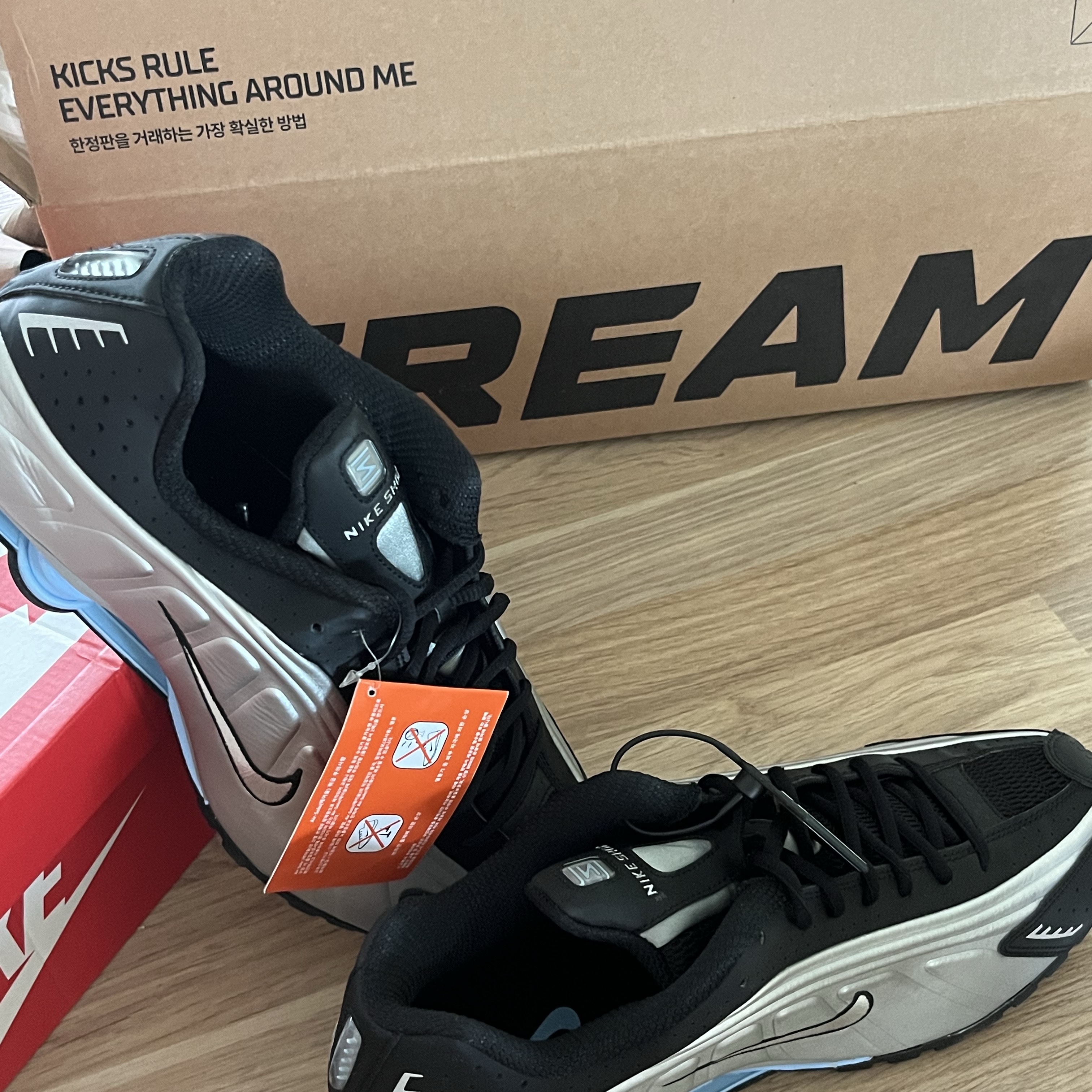 Nike Shox R4 Metallic Silver Black 착용 스타일 - 2