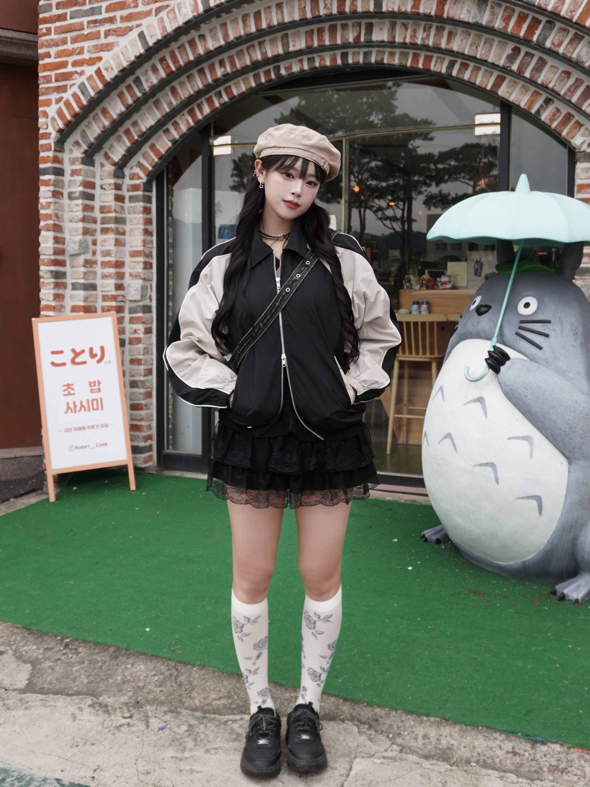 SLOW RECORD HOUSE Piping Line Windbreaker Black & Beige 착용 스타일 - 3