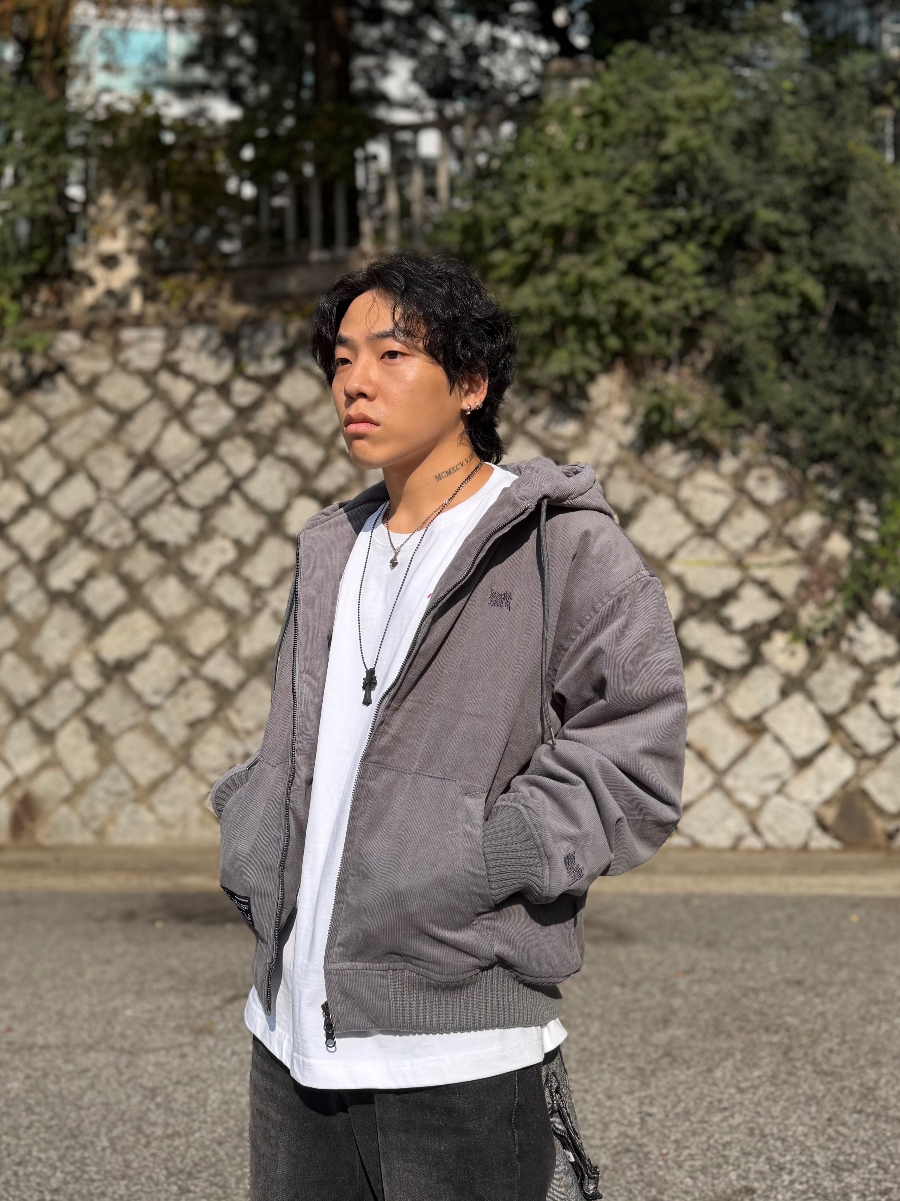 Chrome Hearts Silichrome CH Cross Pendant Black 2022/2023/2025, Balenciaga Cargo Sneakers White Grey 착용 스타일 - 7