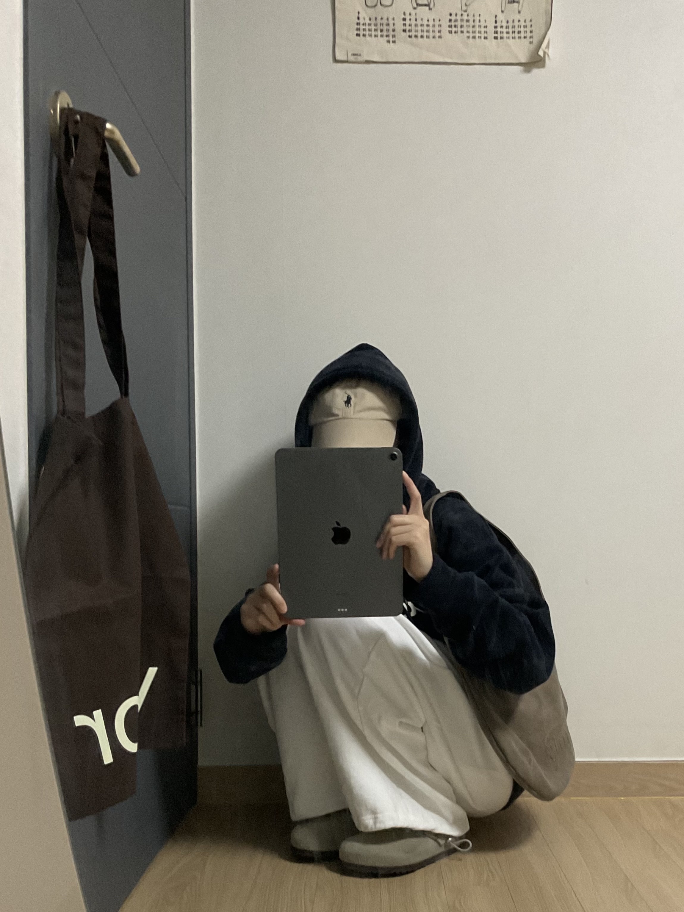 Emis Logo Embossed Shoulder Bag Brown, [20% 적립] Polo Ralph Lauren Cotton Chino Baseball Cap Nubuck Relay Blue - 25SS 착용 스타일 - 2