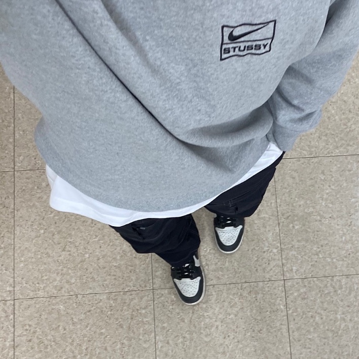 Nike x Stussy NRG Fleece Crewneck Dark Grey Heather (DO9337-063) 착용 스타일
