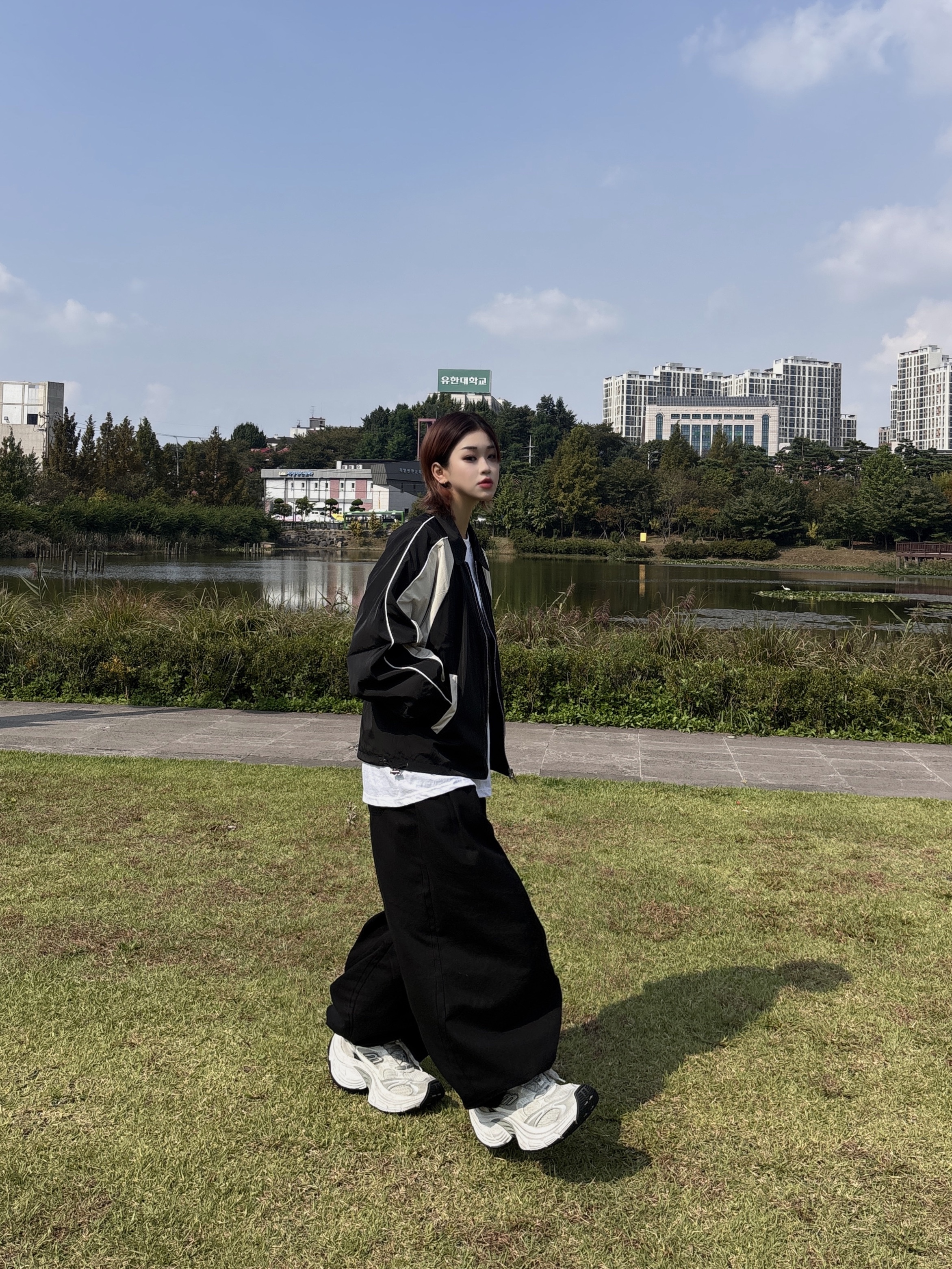SLOW RECORD HOUSE Piping Line Windbreaker Black & Beige 착용 스타일 - 4