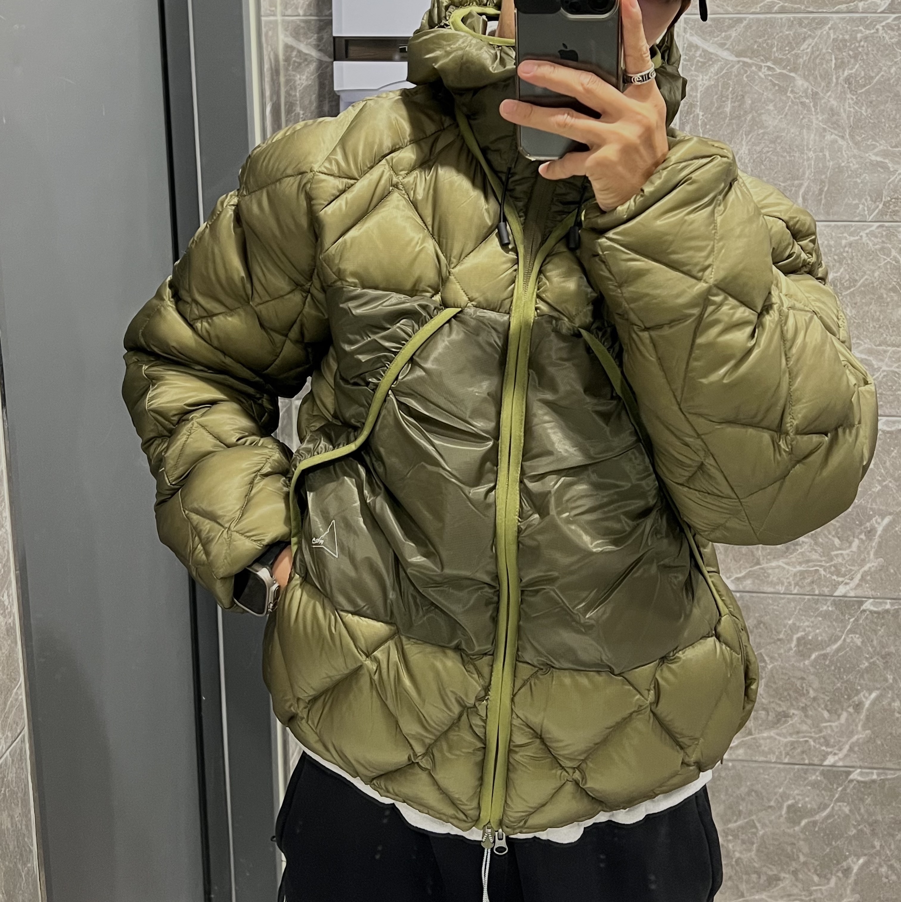 Roa Light Down Jacket Olive Branch 착용 스타일