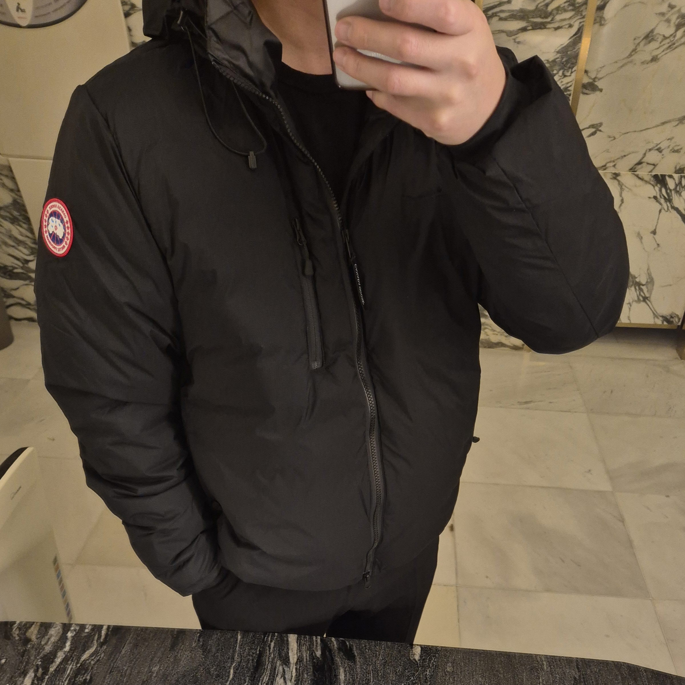 Canada Goose Lodge Down Hoody Matte Finish Black 착용 스타일 - 3