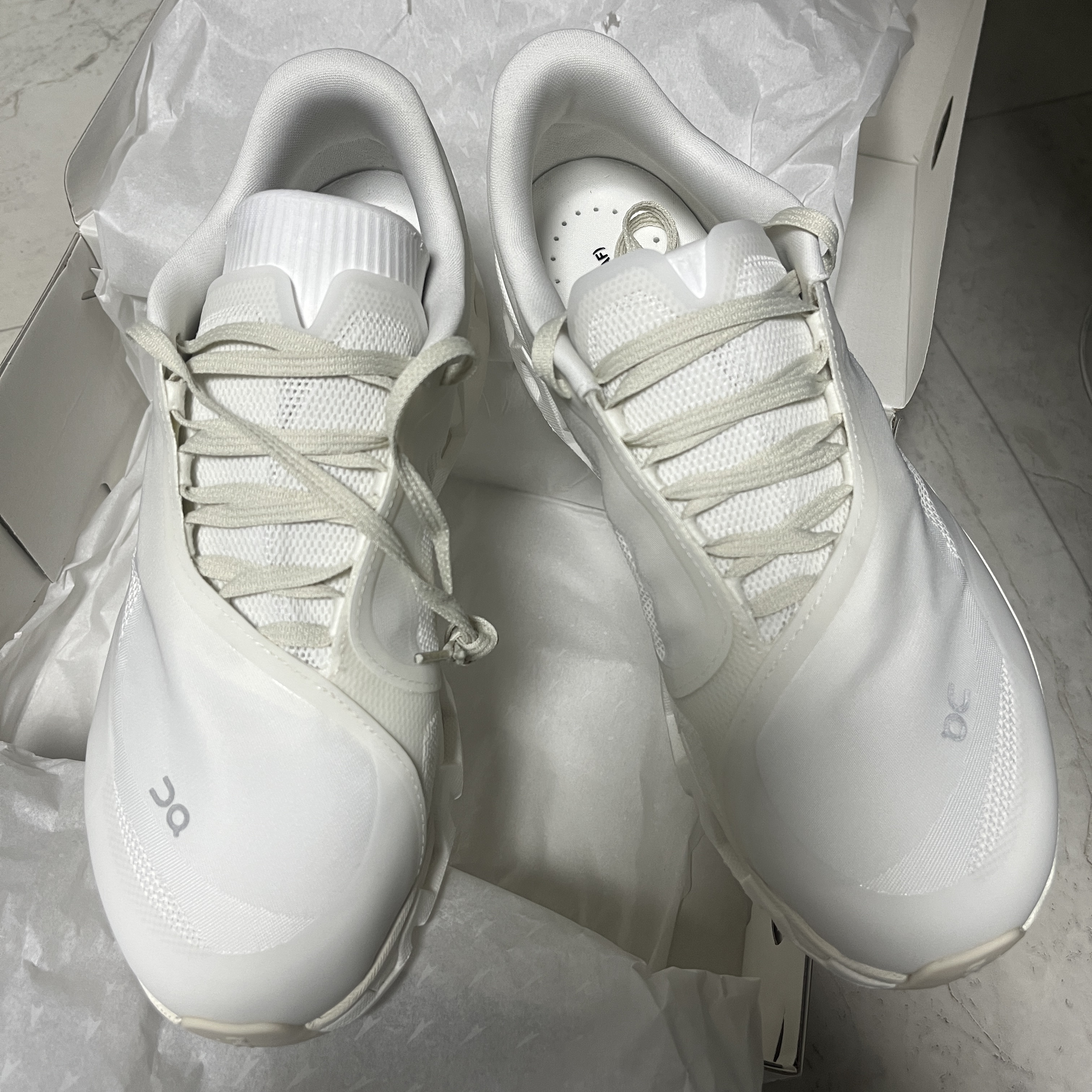 On Running x Post Archive Faction (Paf) Cloudmonster Hyper White 착용 스타일