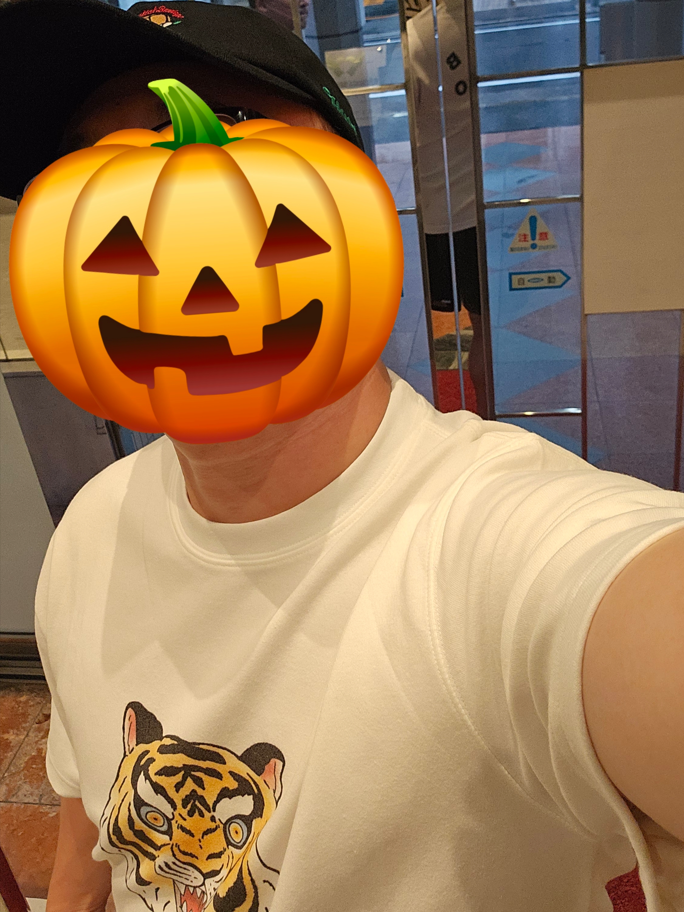 Kia Tigers x IAB Studio Tiger Head T-Shirt White, Plastick Bandage Hurt 6 Pannel Cap Black 착용 스타일