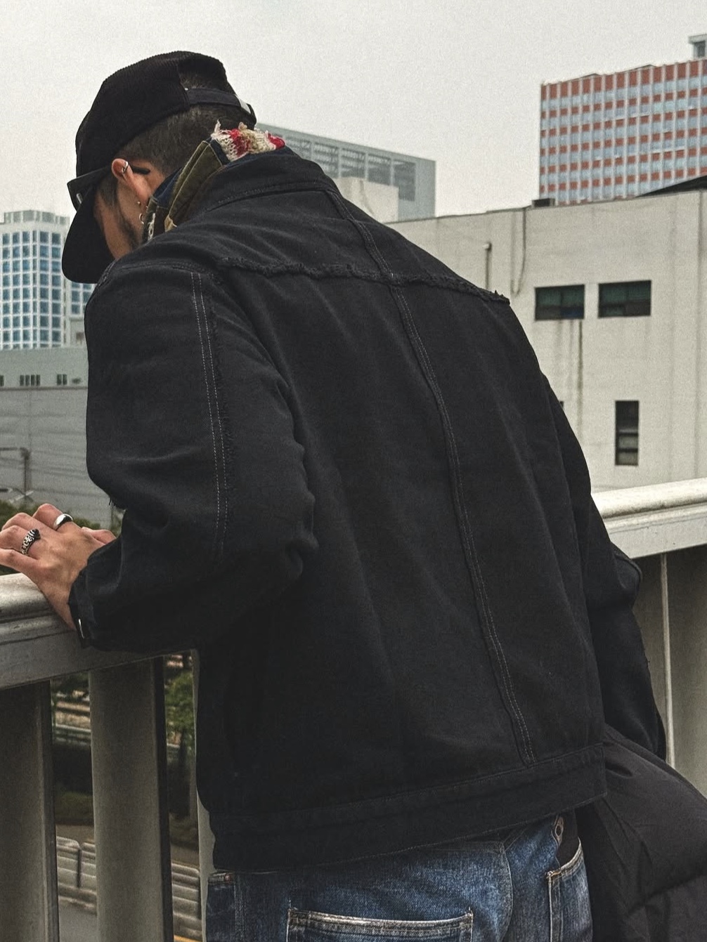 PHOS333 Incision Denim Jacket 착용 스타일 - 4