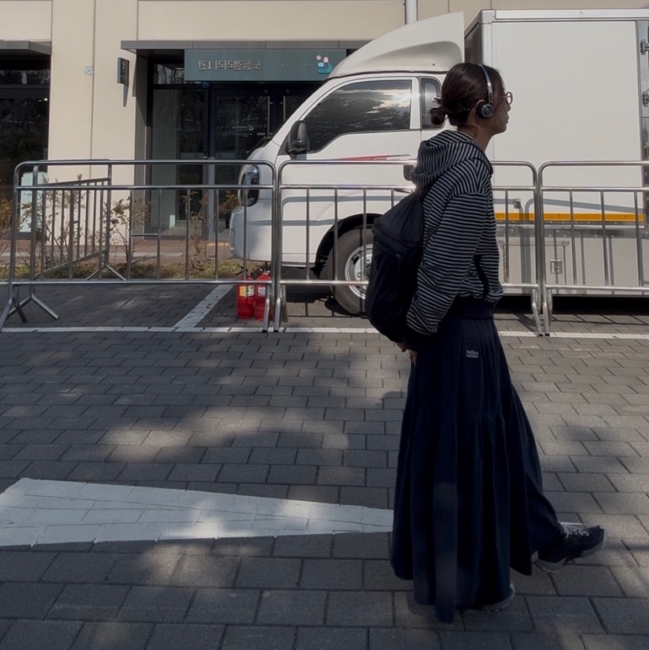 Palace Sofar Zip Hood Skyline Blue - 25FW, Safarispot  BASIC SAFARI RUFFLE MAXI SKIRT NAVY 착용 스타일 - 5