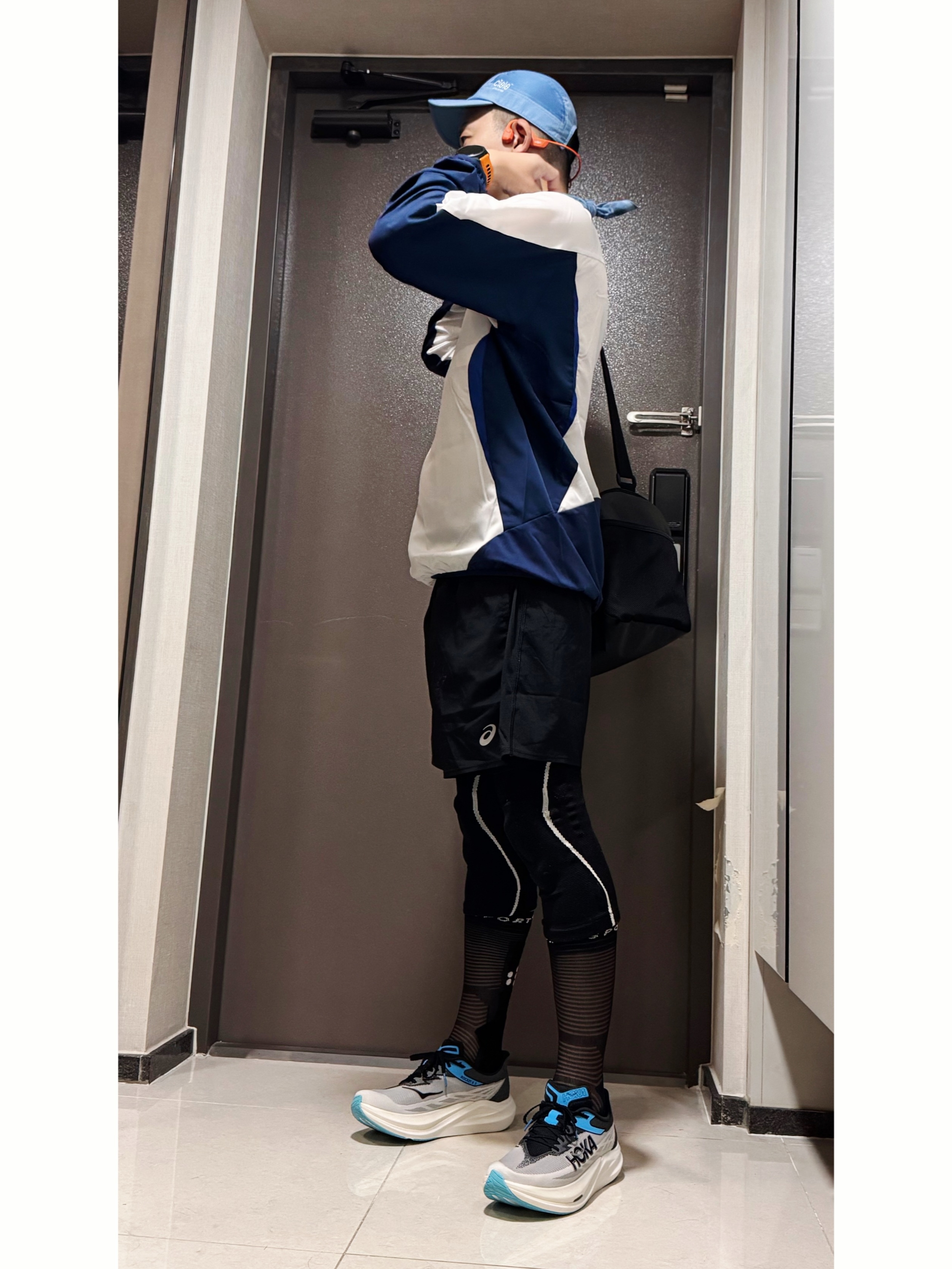 Hoka Rocket X 3 White Black, SHOKZ OpenRun Pro2 Orange 착용 스타일