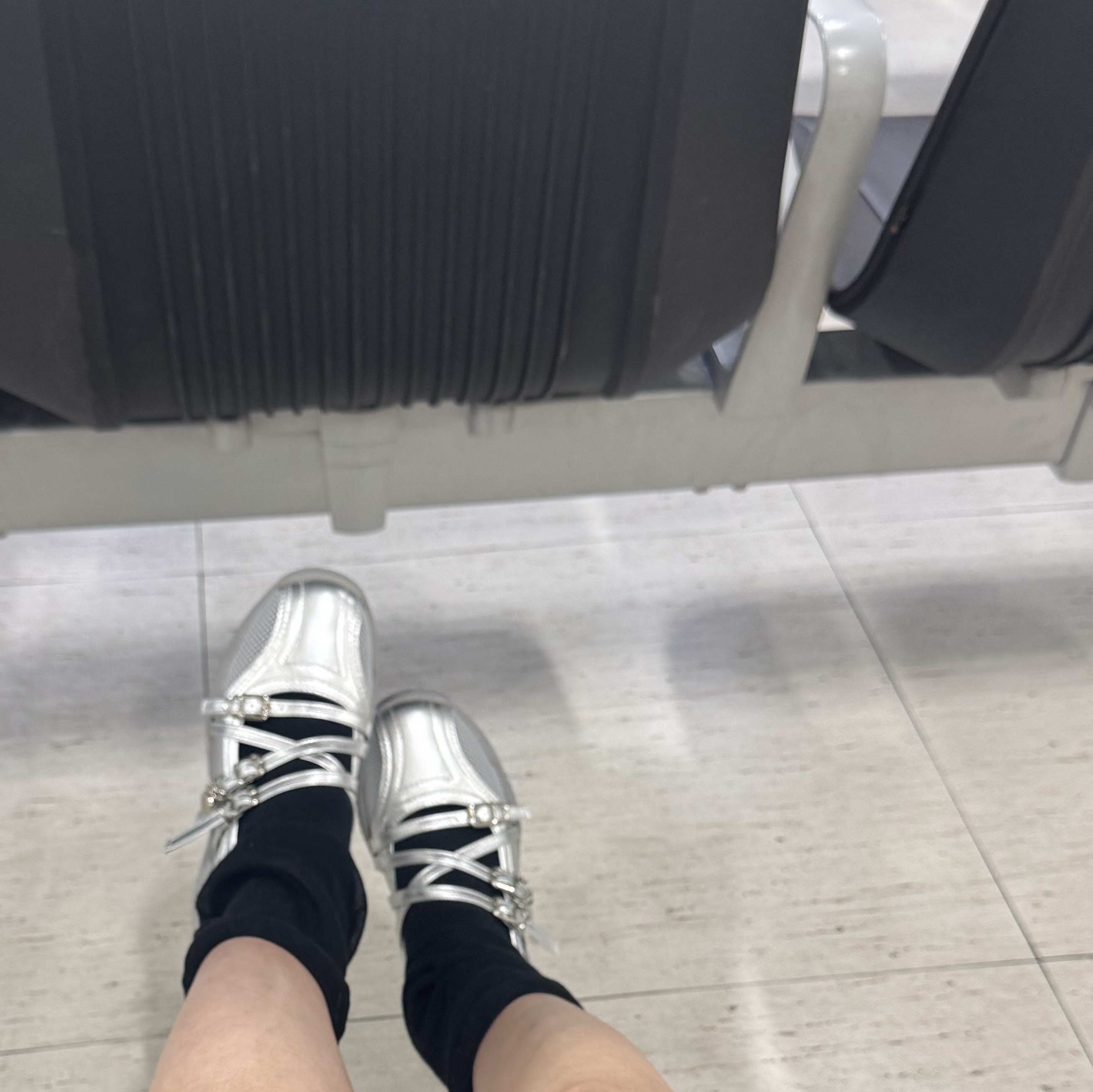 (W) Matin Kim Mesh Maryjane Sneakers Silver 착용 스타일 - 2