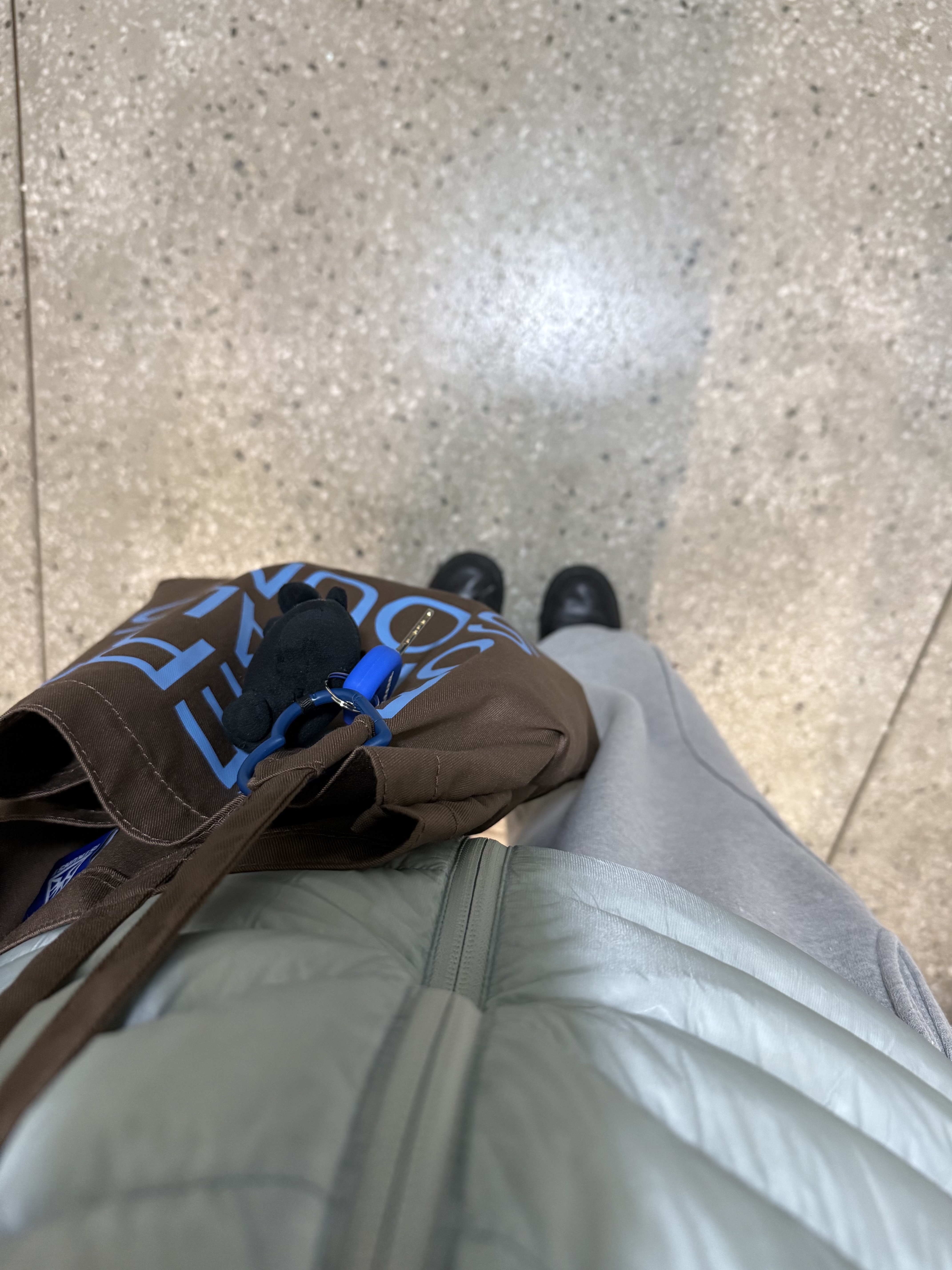 ISTKUNST Text Tote Bag Brown, Nike Air Force 1 '07 Low Triple Black 착용 스타일