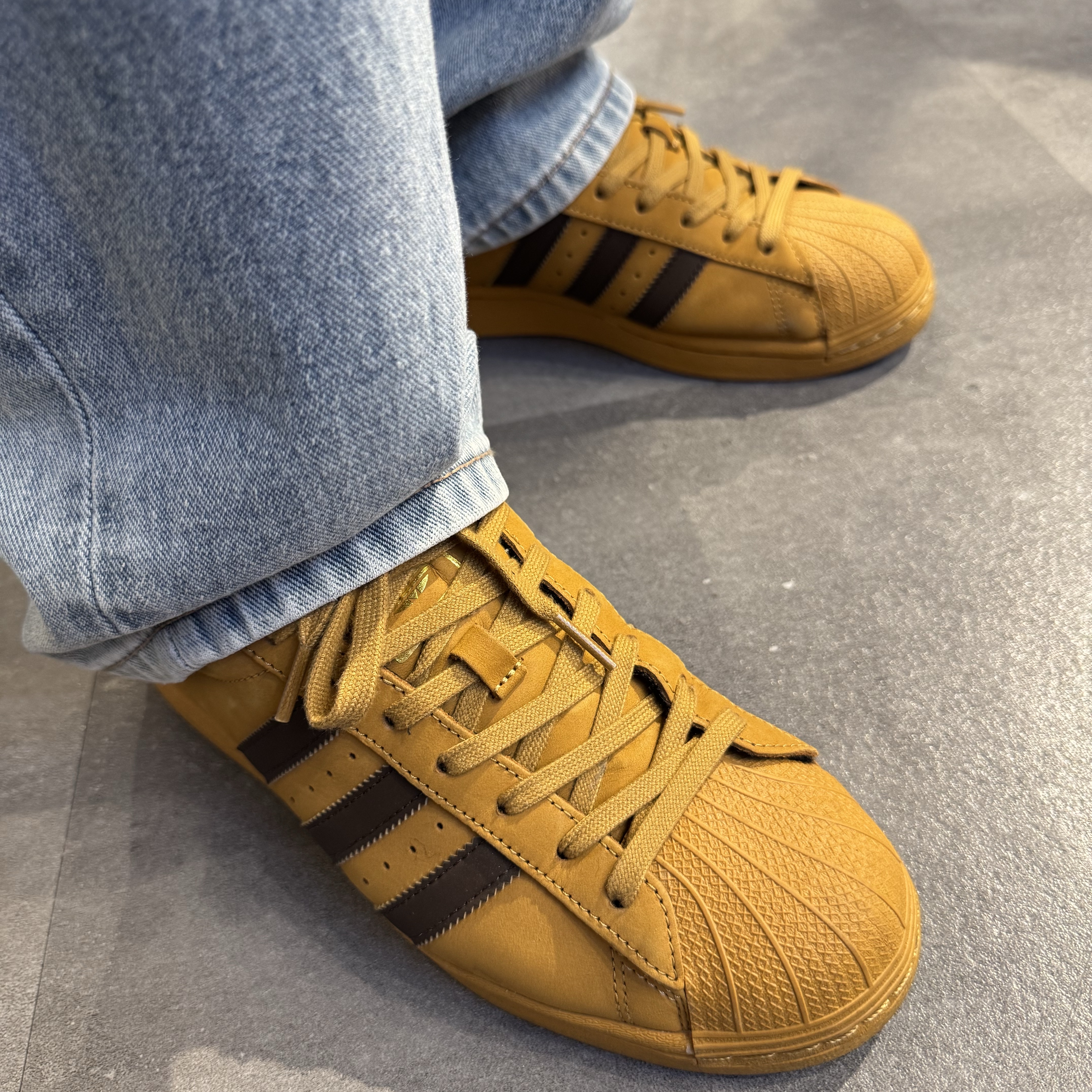 Adidas Superstar Mesa Dark Brown 착용 스타일