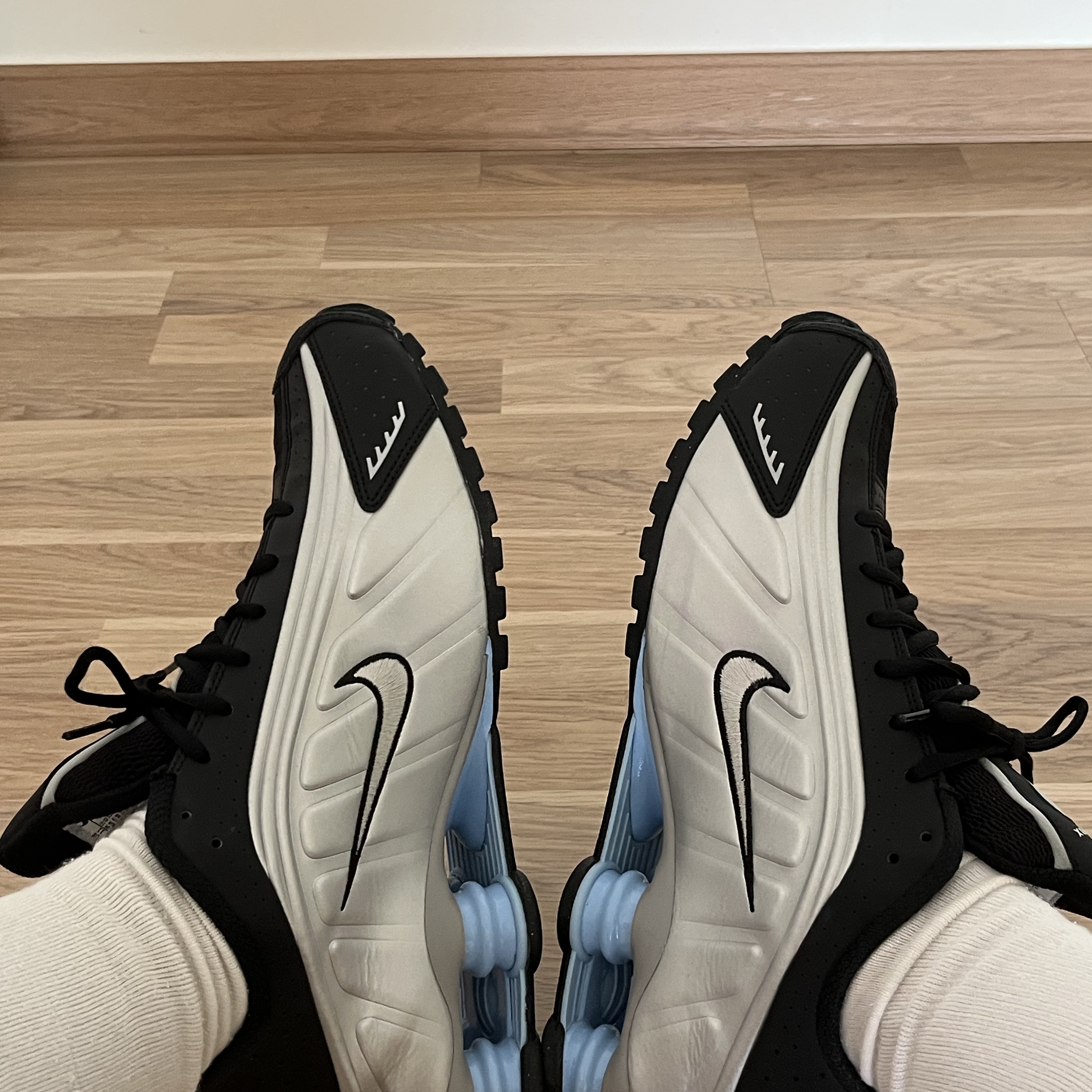 Nike Shox R4 Metallic Silver Black 착용 스타일 - 1